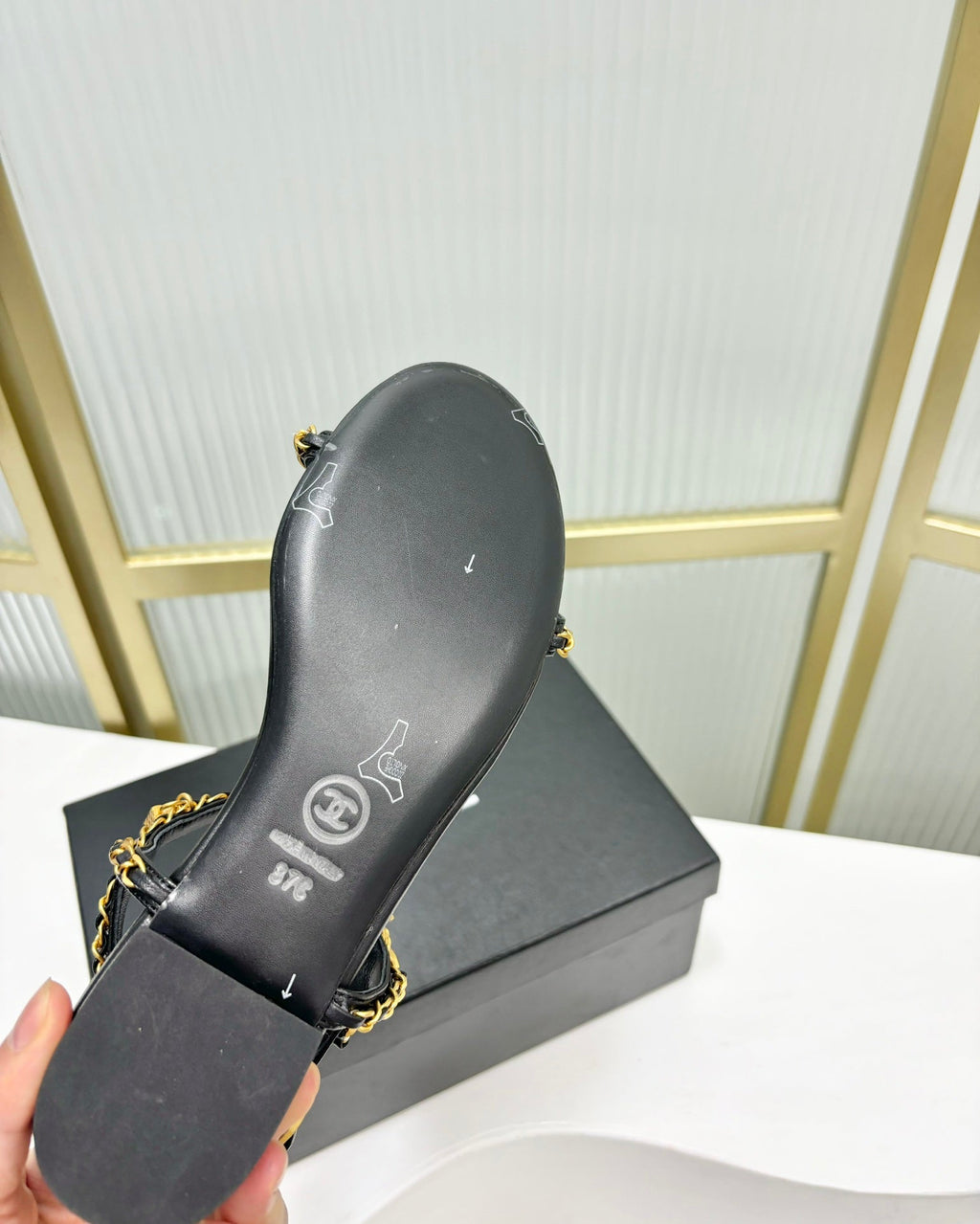SANDALS PEARL CHAIN IN BLACK COWHIDE