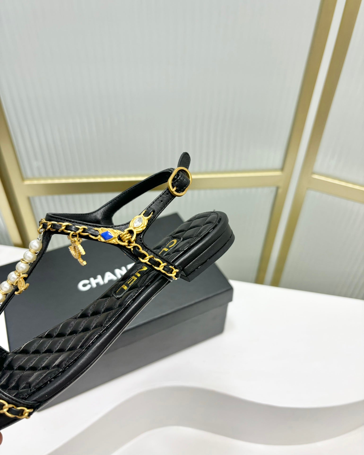 SANDALS PEARL CHAIN IN BLACK COWHIDE