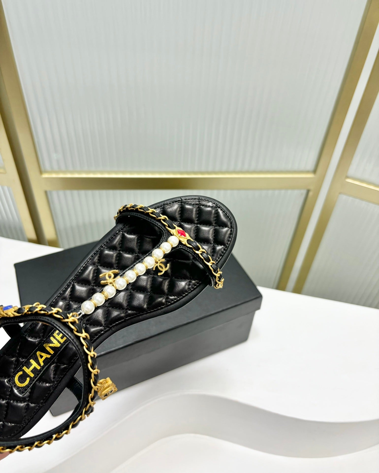 SANDALS PEARL CHAIN IN BLACK COWHIDE