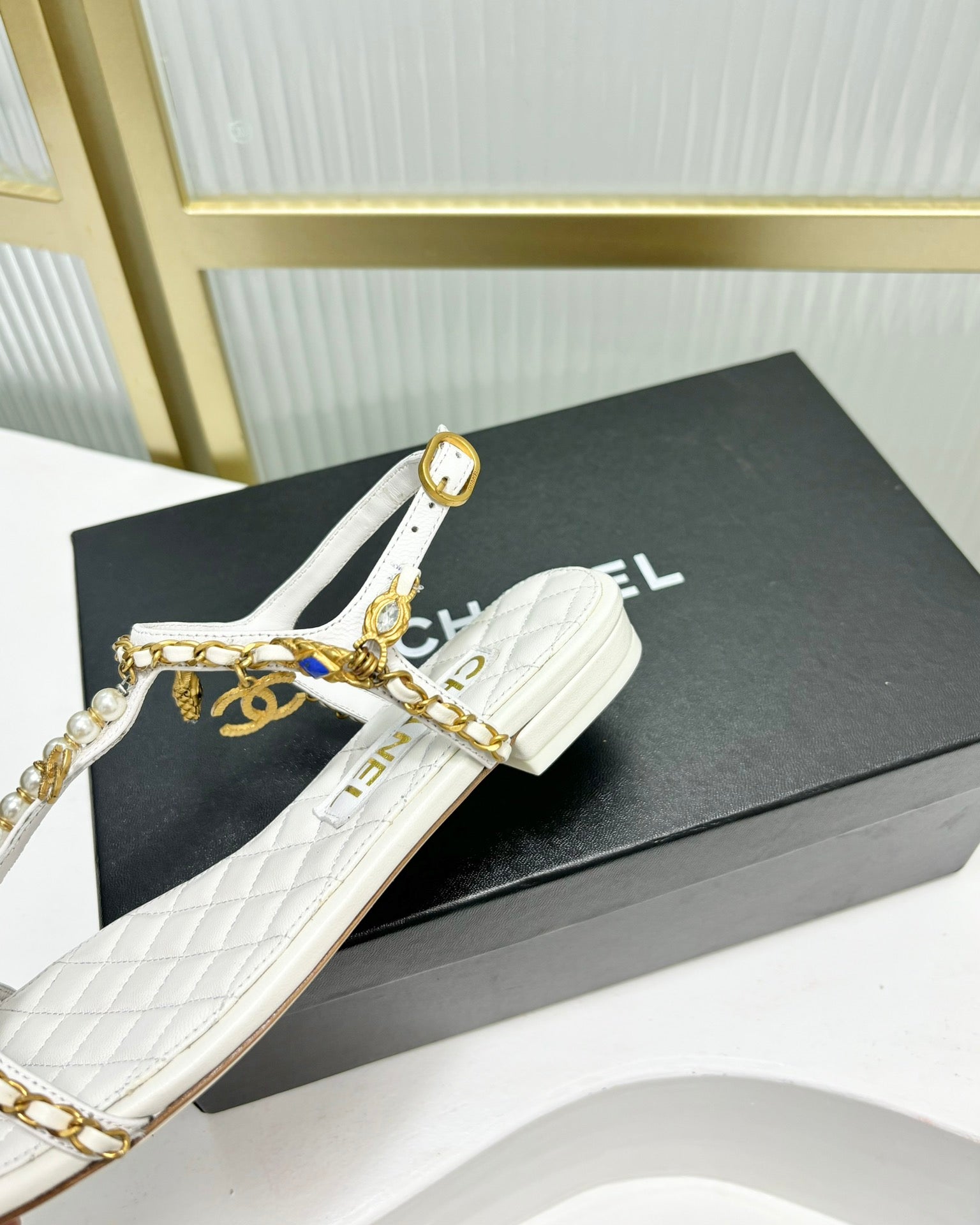SANDALS PEARL CHAIN IN WHITE COWHIDE