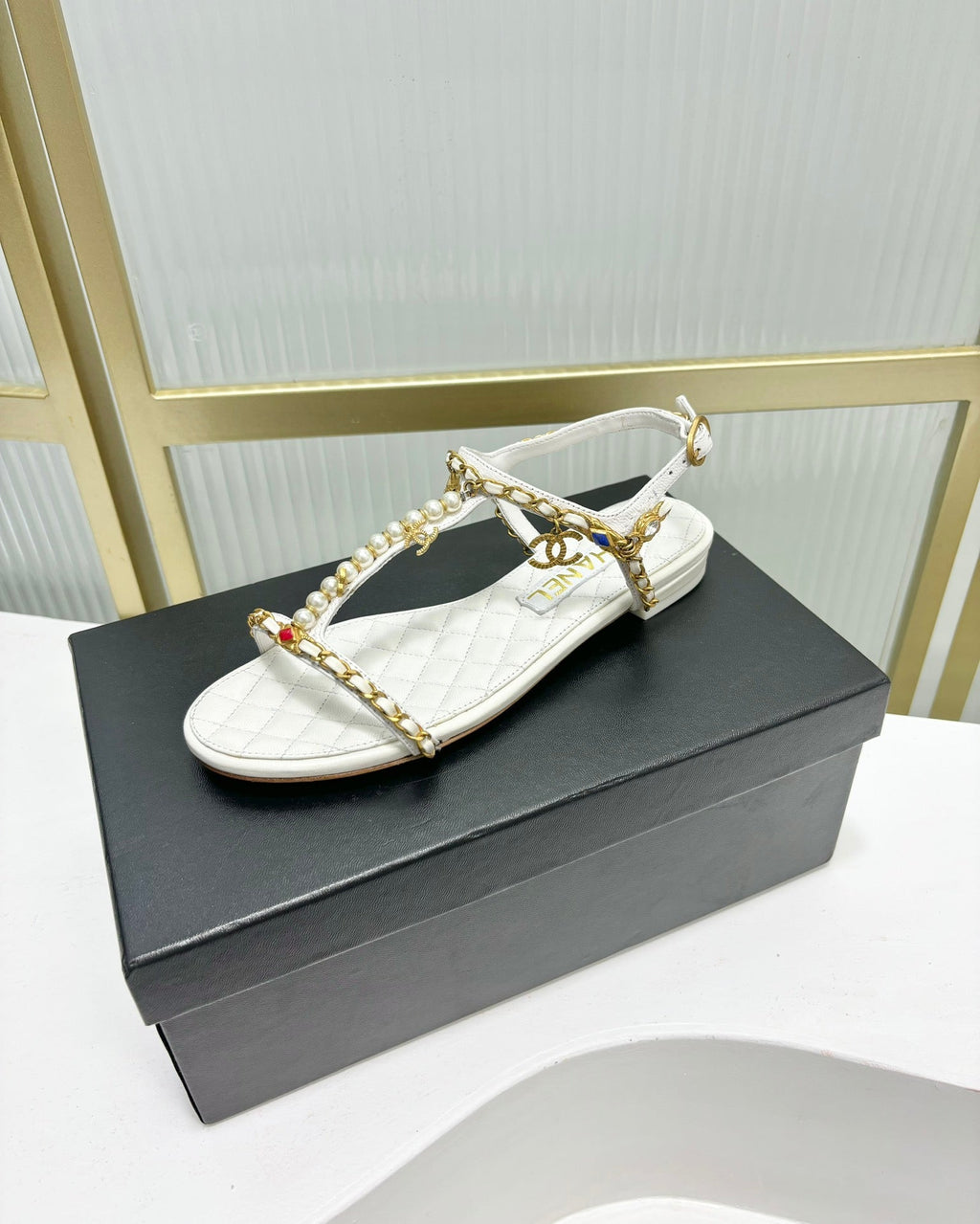 SANDALS PEARL CHAIN IN WHITE COWHIDE