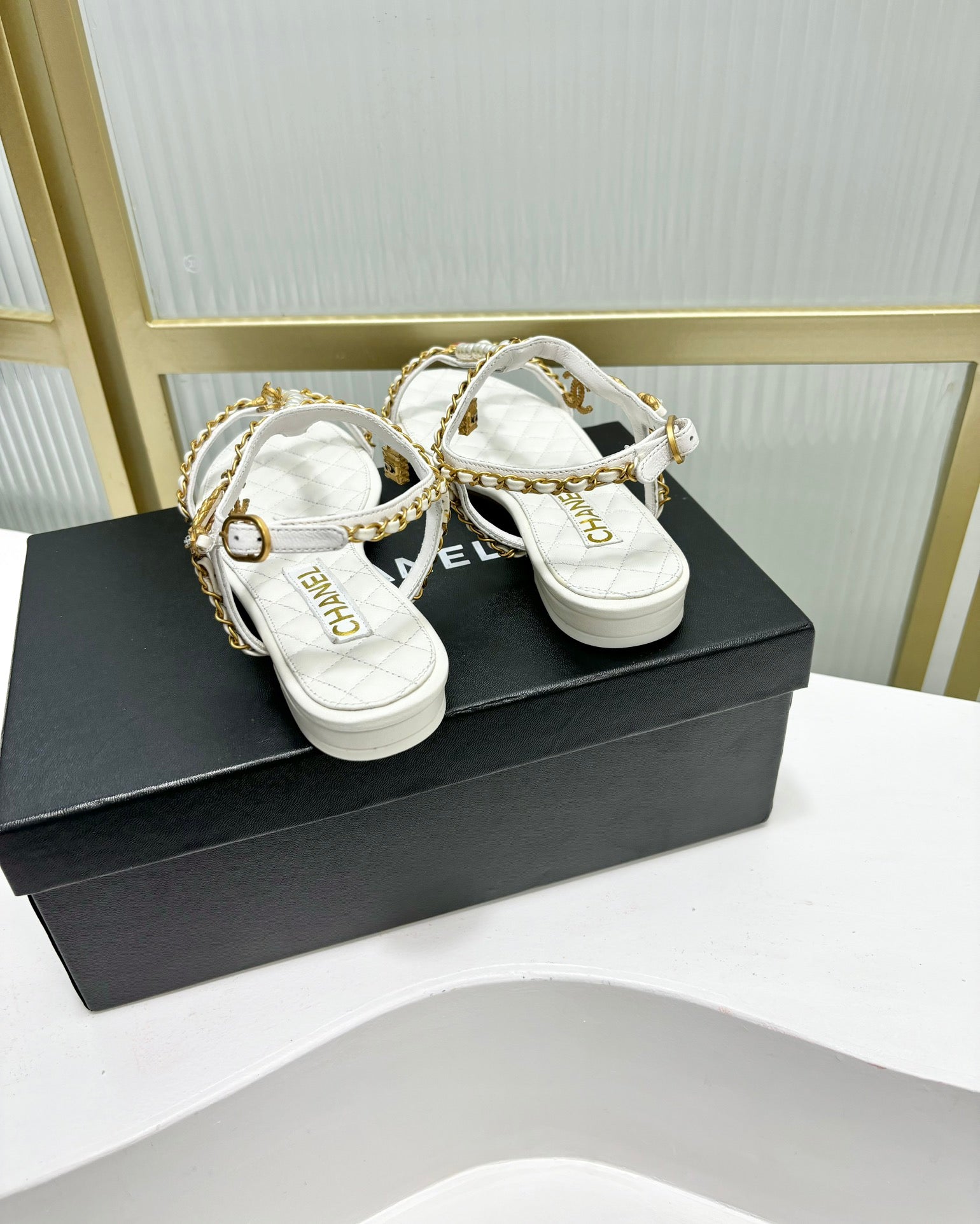 SANDALS PEARL CHAIN IN WHITE COWHIDE
