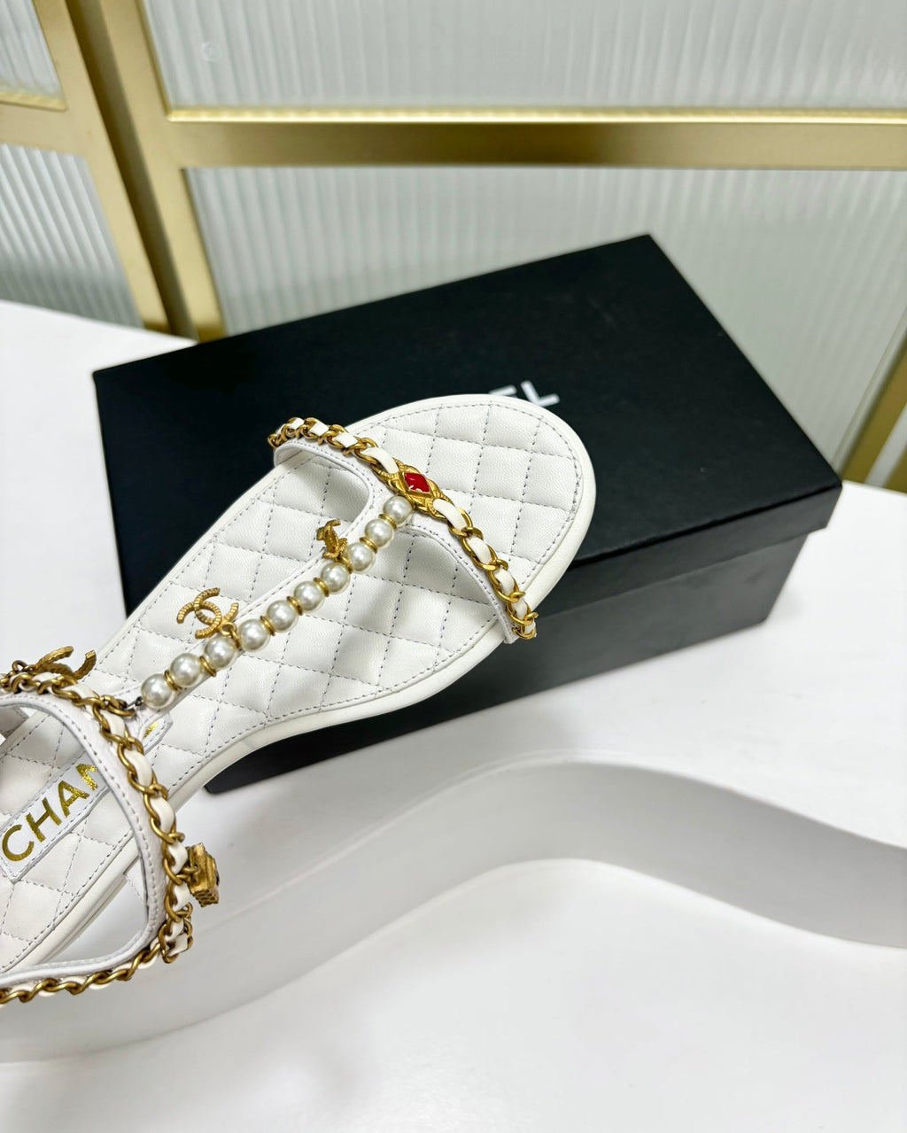 SANDALS PEARL CHAIN IN WHITE COWHIDE