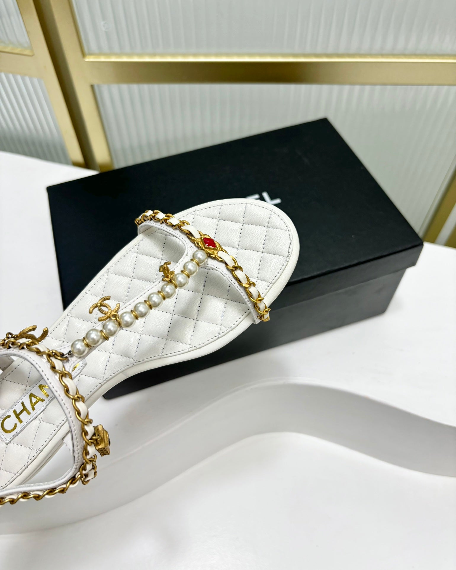 SANDALS PEARL CHAIN IN WHITE COWHIDE