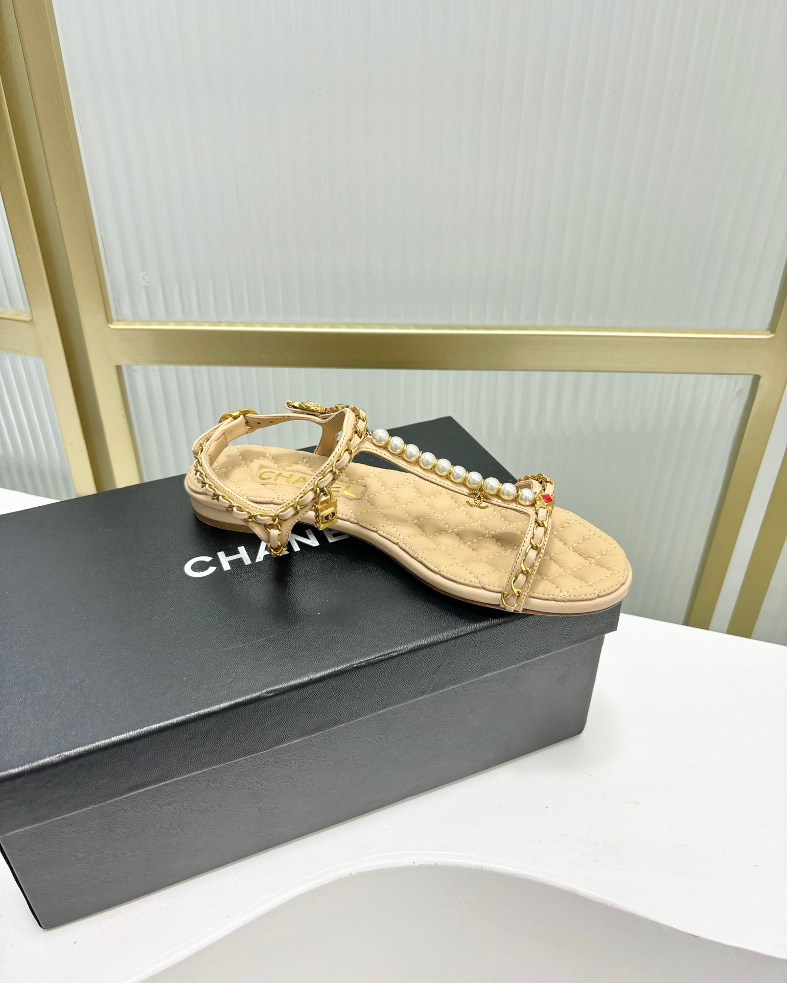 SANDALS PEARL CHAIN IN BEIGE CREAM COWHIDE