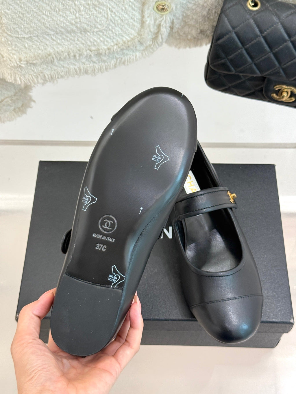 FLAT SHOES IN BLACK LAMBSKIN GOLD HARDWARE