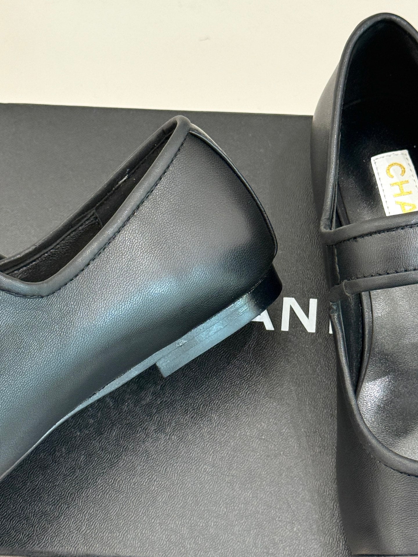 FLAT SHOES IN BLACK LAMBSKIN GOLD HARDWARE