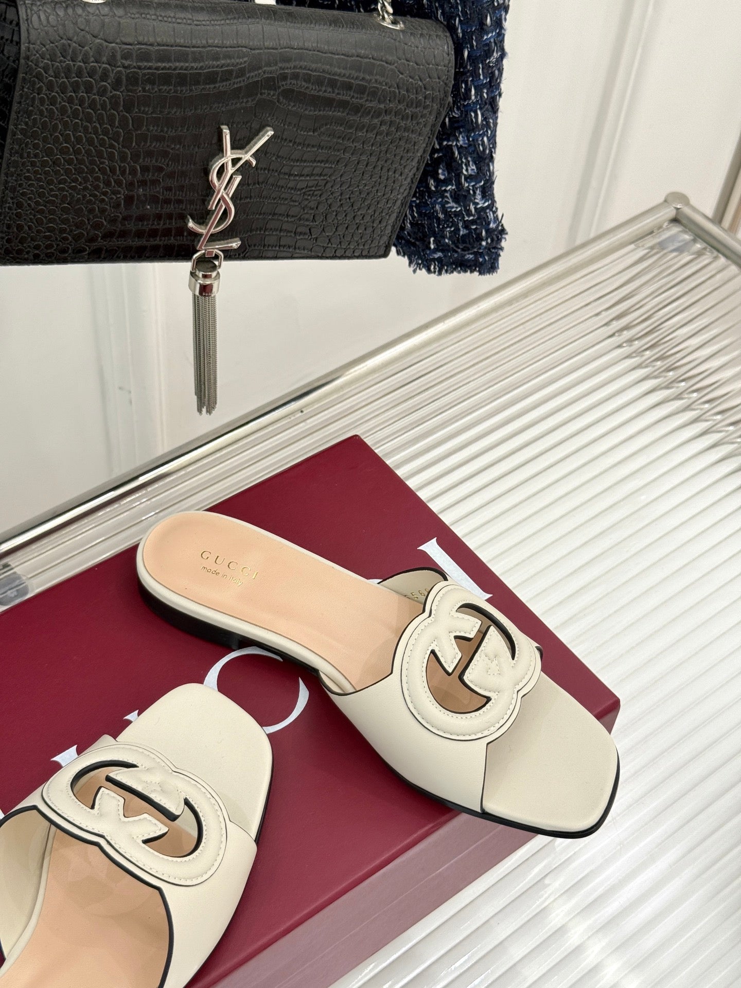 SLIDE SANDALS IN CREAM WHITE CALFSKIN