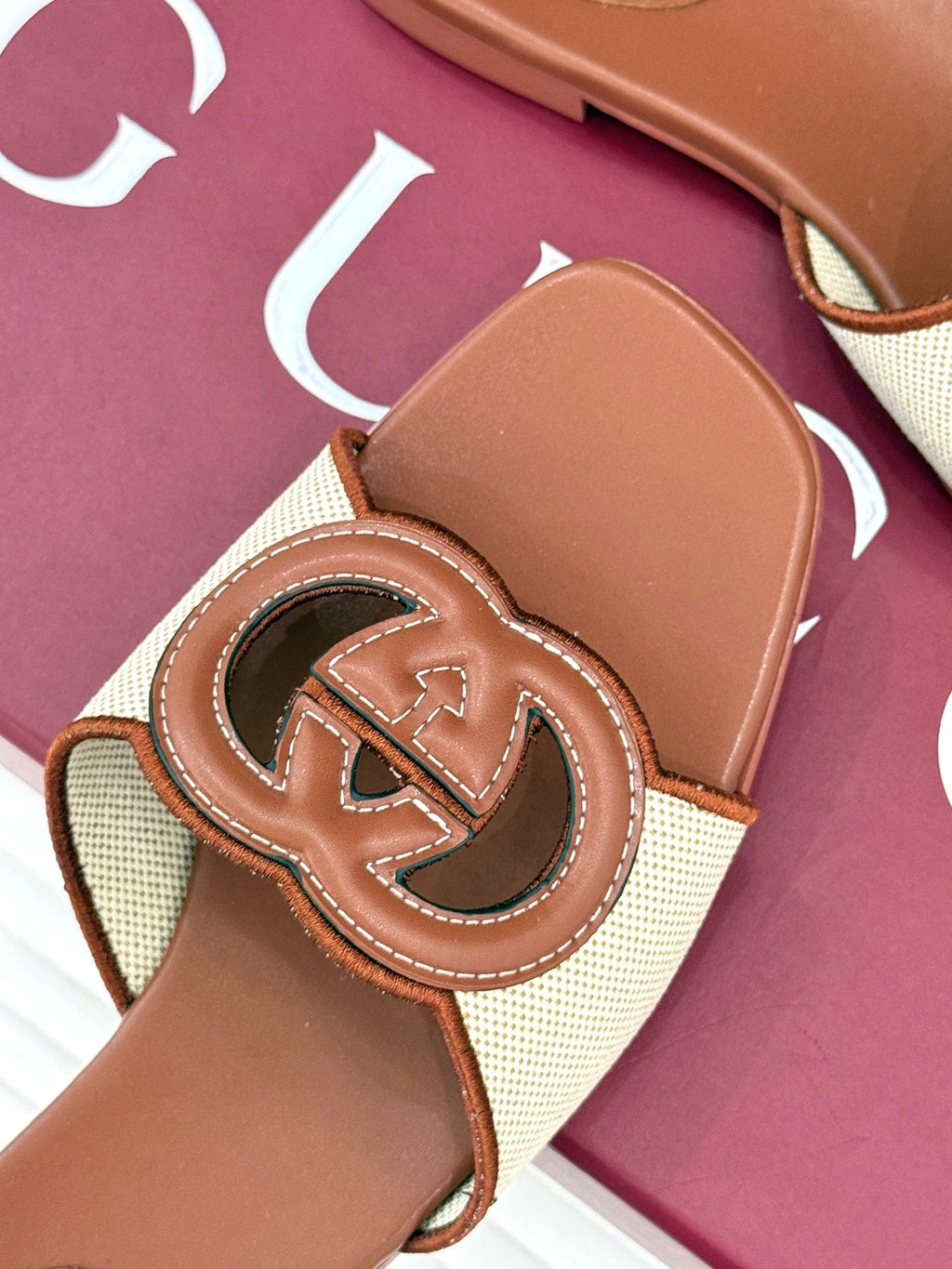 SLIDE SANDALS IN BROWN AND CREAM WHITE CALFSKIN