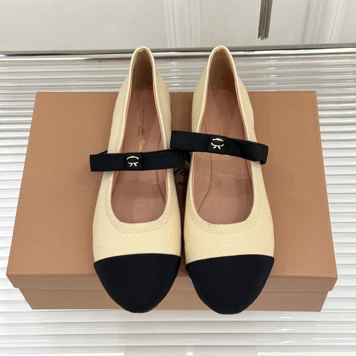 GIANVITO ROSSI 26S MARY JANE FLATS IN BLACK AND CREAM WHITE FABRIC