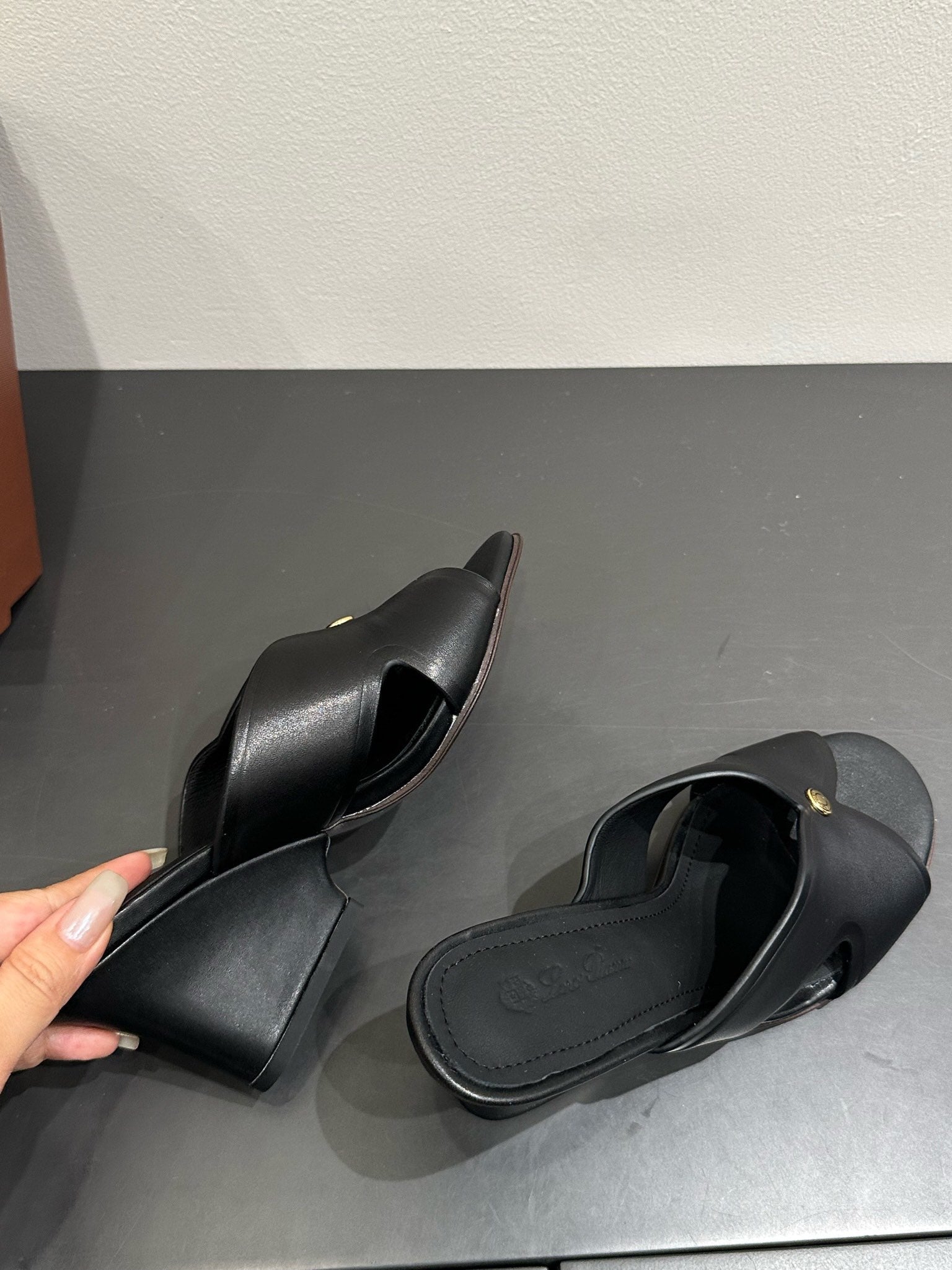 LP HIGH HEELS 25S IN BLACK LAMBSKIN