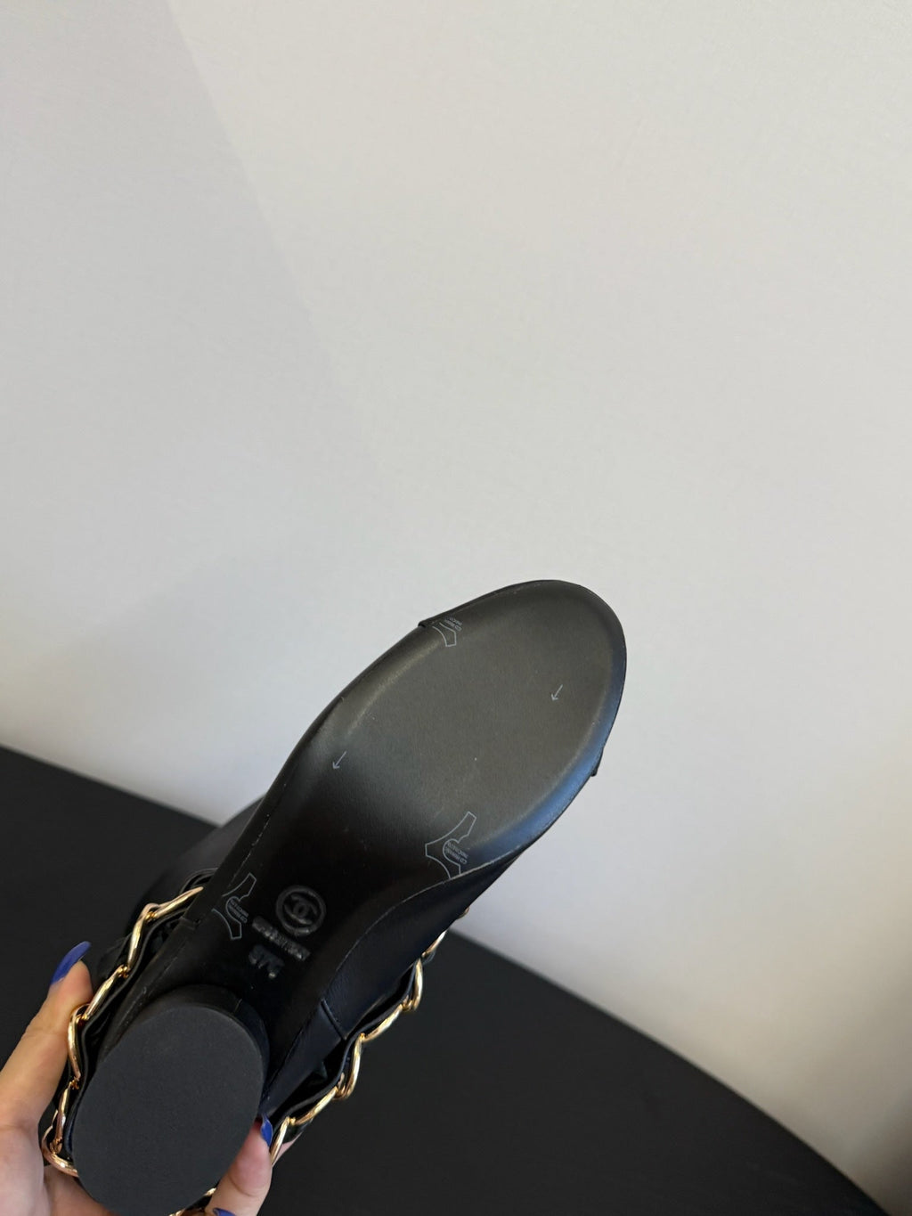 CC BOOTS IN BLACK CALFSKIN WITH CHAIN