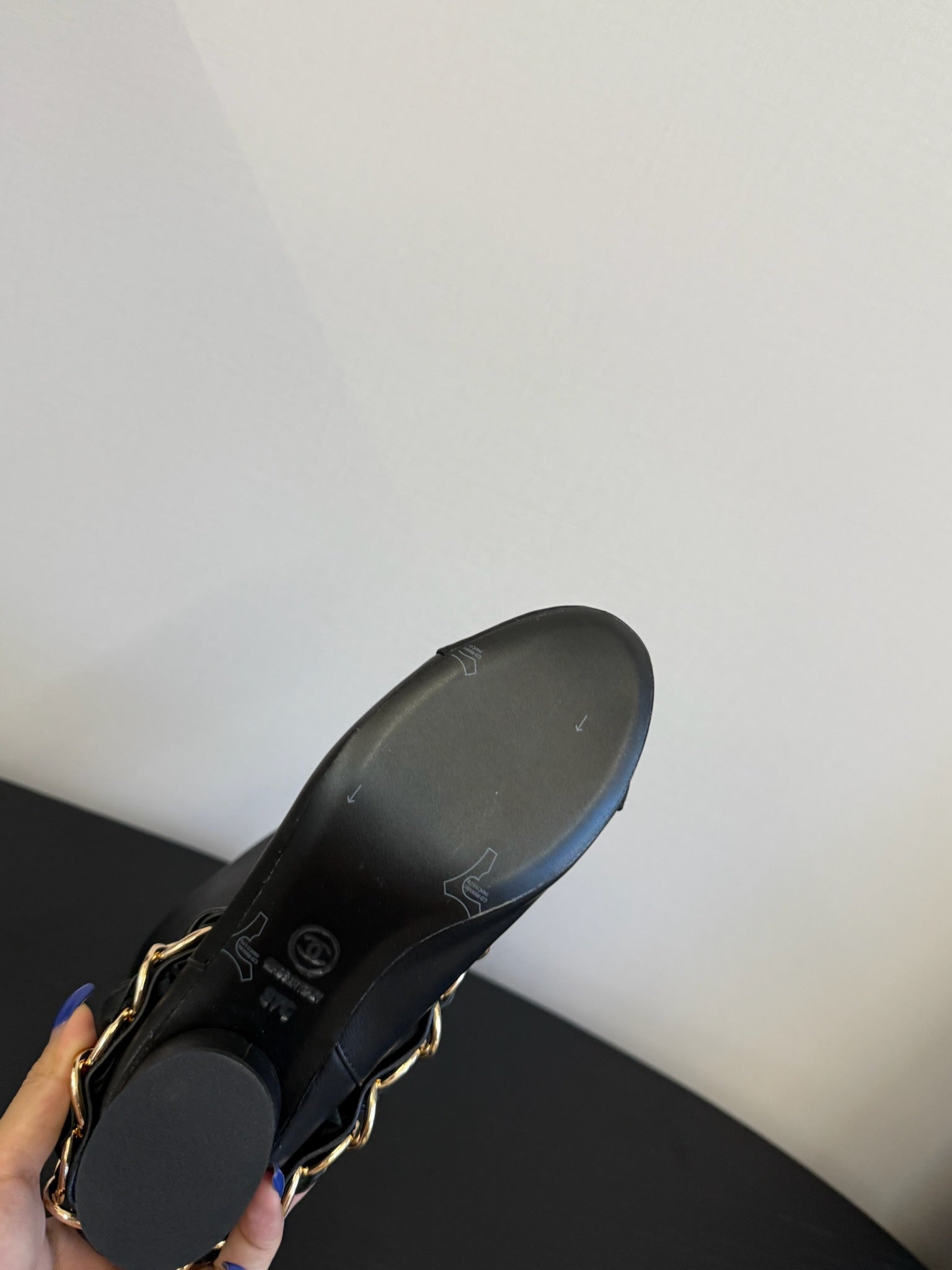 CC BOOTS IN BLACK CALFSKIN WITH CHAIN