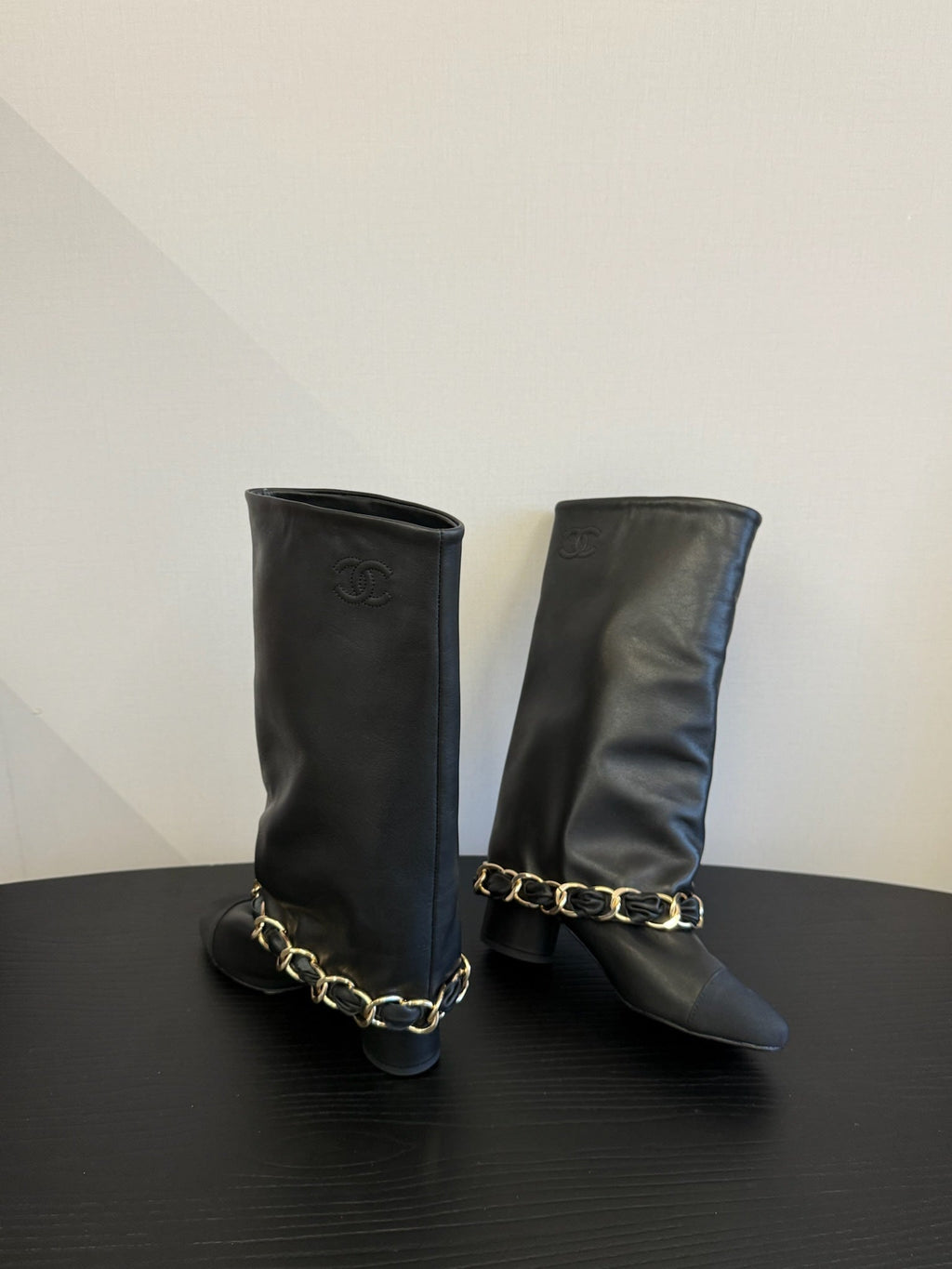 CC BOOTS IN BLACK CALFSKIN WITH CHAIN