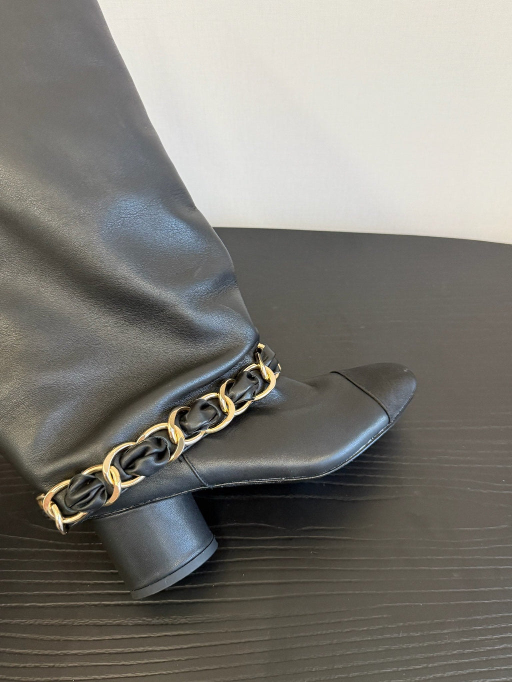 CC BOOTS IN BLACK CALFSKIN WITH CHAIN