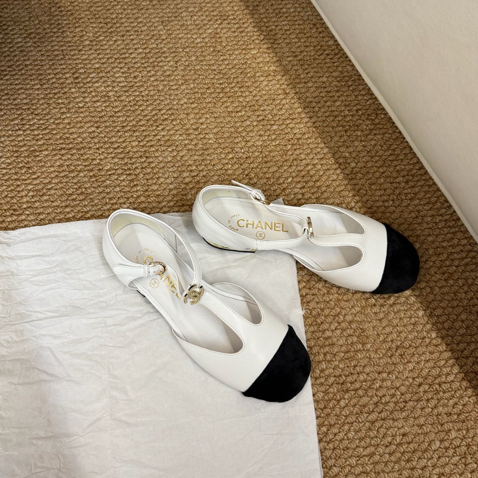 CHANEL 26S SLINGBACK SHOES IN WHITE CALFSKIN AND SUEDE GOLD HARDWARE
