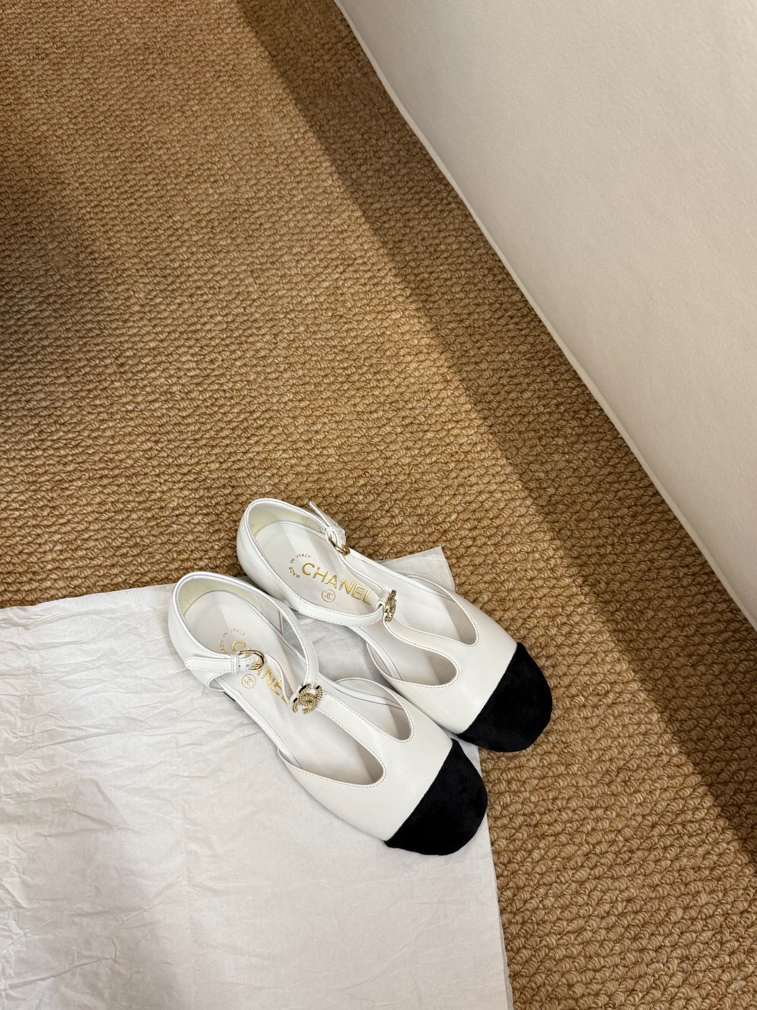 CHANEL 26S SLINGBACK SHOES IN WHITE CALFSKIN AND SUEDE GOLD HARDWARE