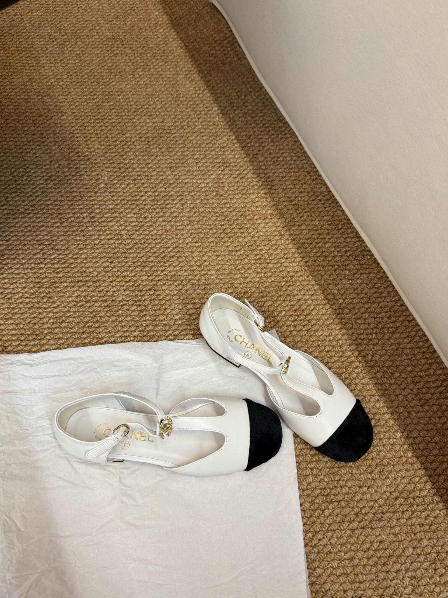 CHANEL 26S SLINGBACK SHOES IN WHITE CALFSKIN AND SUEDE GOLD HARDWARE