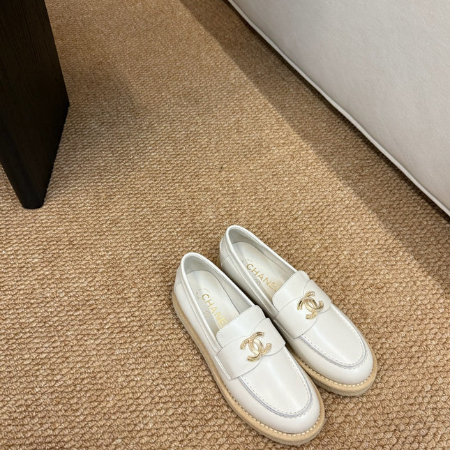 CHANEL 26S LOAFER IN WHITE PATENT CALFSKIN CC LOGO