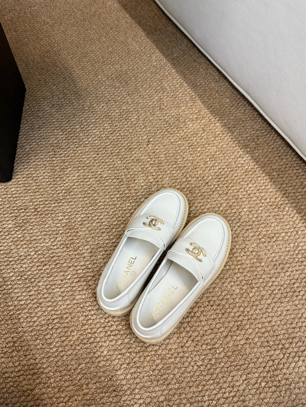 CHANEL 26S LOAFER IN WHITE PATENT CALFSKIN CC LOGO