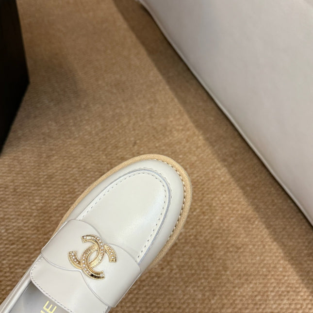 CHANEL 26S LOAFER IN WHITE PATENT CALFSKIN CC LOGO