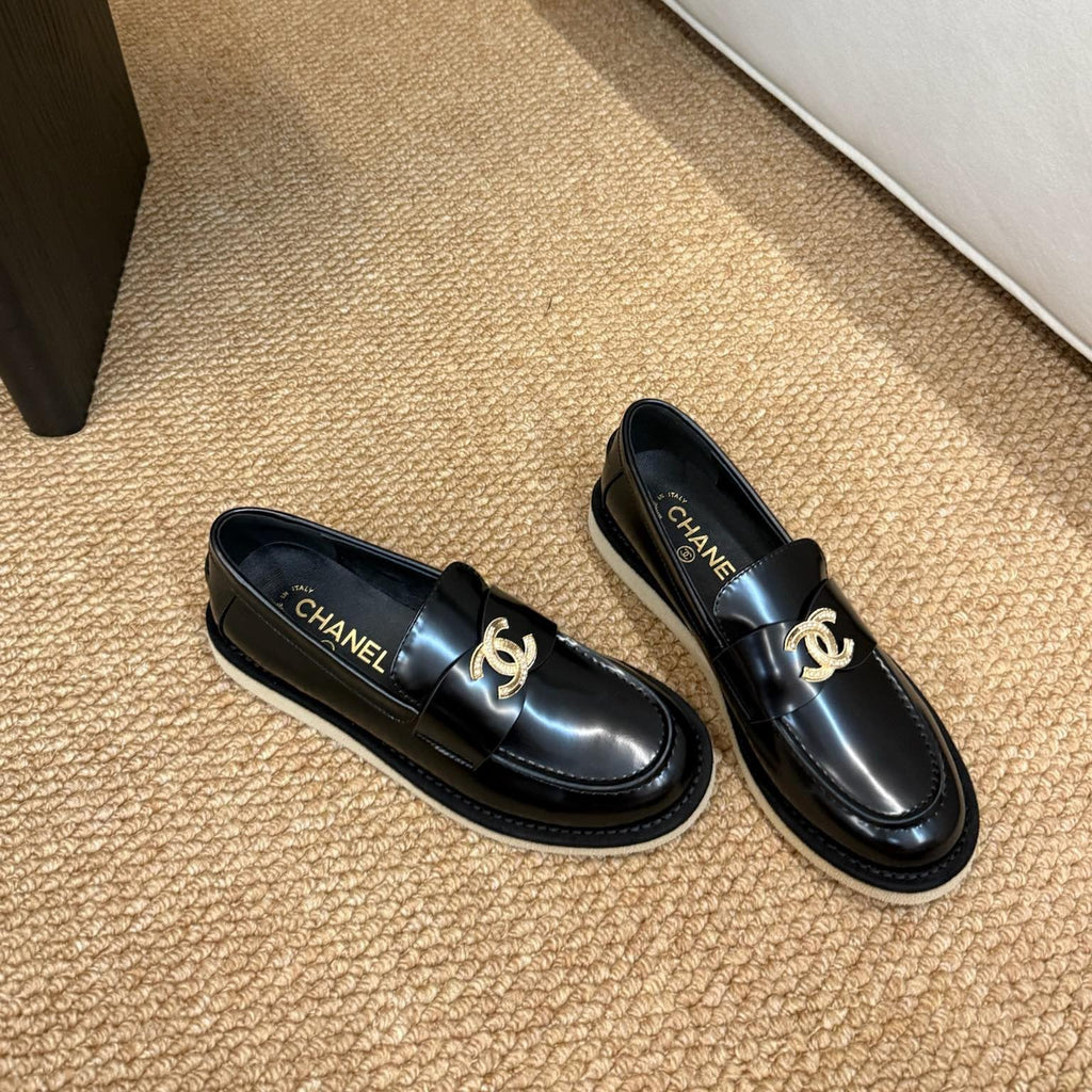 CHANEL 26S LOAFER IN BLACK PATENT CALFSKIN CC LOGO