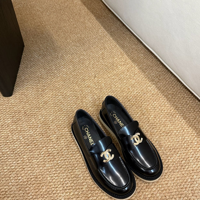 CHANEL 26S LOAFER IN BLACK PATENT CALFSKIN CC LOGO