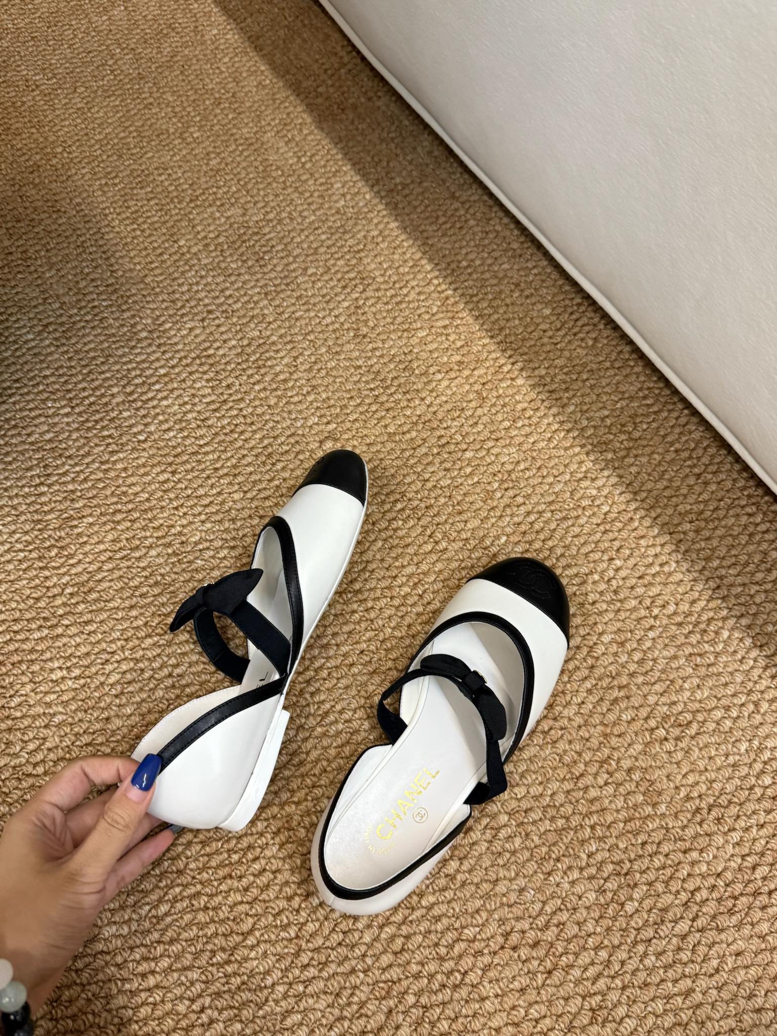 CHANEL 26S MARY JANE SLINGBACK FLATS IN WHITE AND BLACK CALFSKIN CAP TOE RIBBON STRAP
