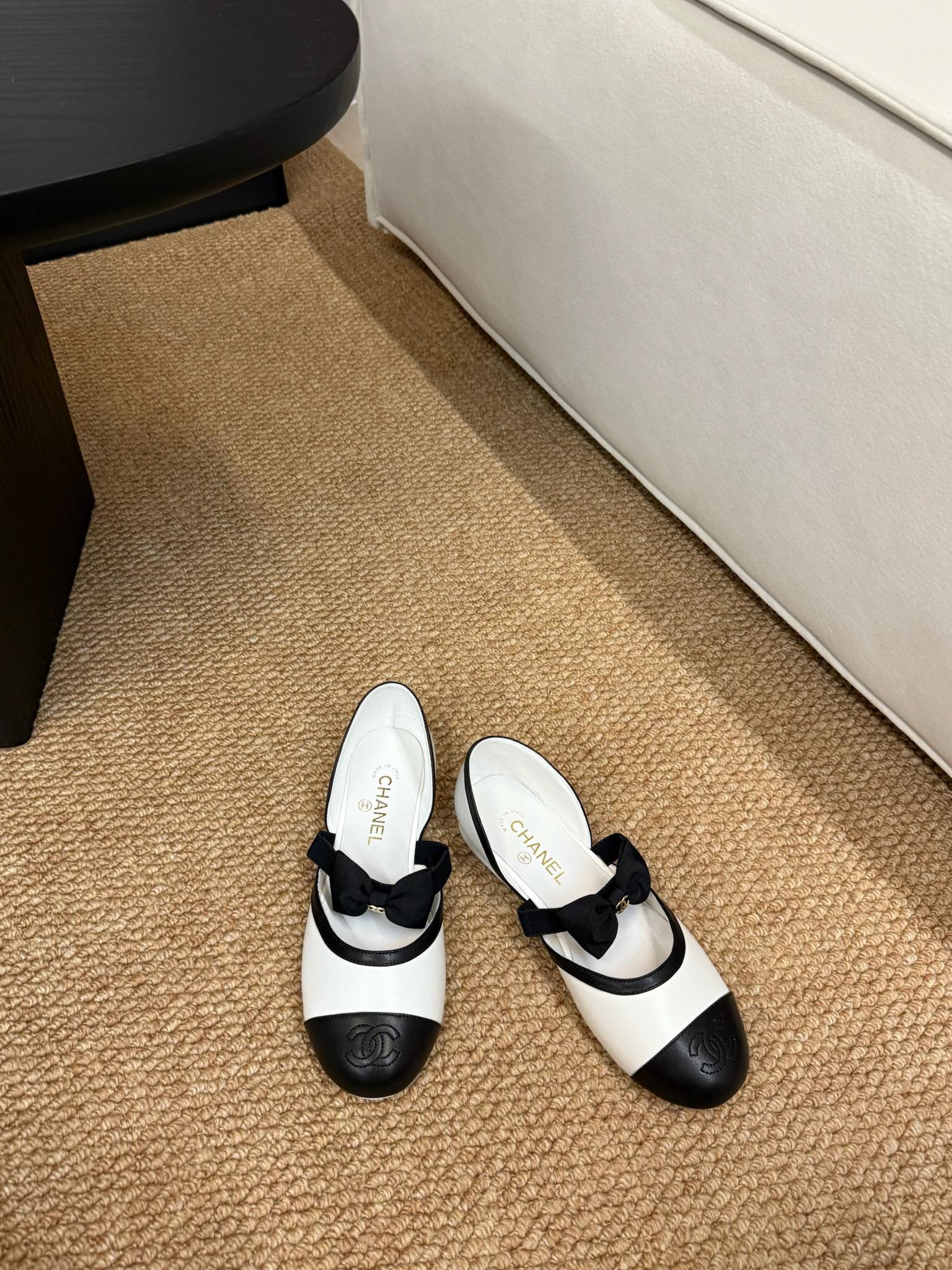 CHANEL 26S MARY JANE SLINGBACK FLATS IN WHITE AND BLACK CALFSKIN CAP TOE RIBBON STRAP