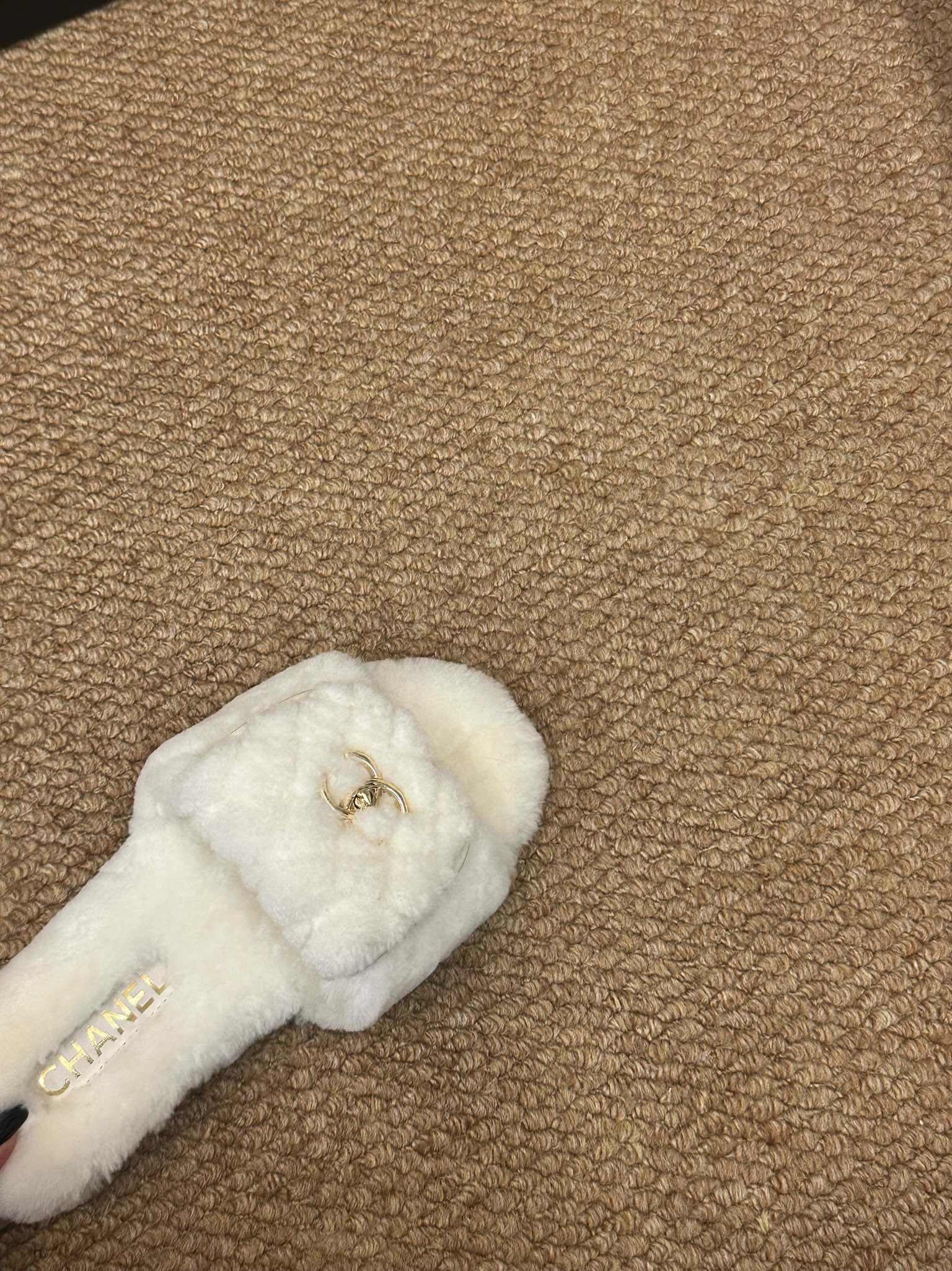 CHANEL 26S SLIDE SANDALS IN WHITE SHEARLING CC LOGO