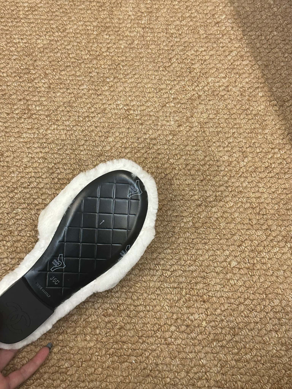 CHANEL 26S SLIDE SANDALS IN WHITE SHEARLING CC LOGO