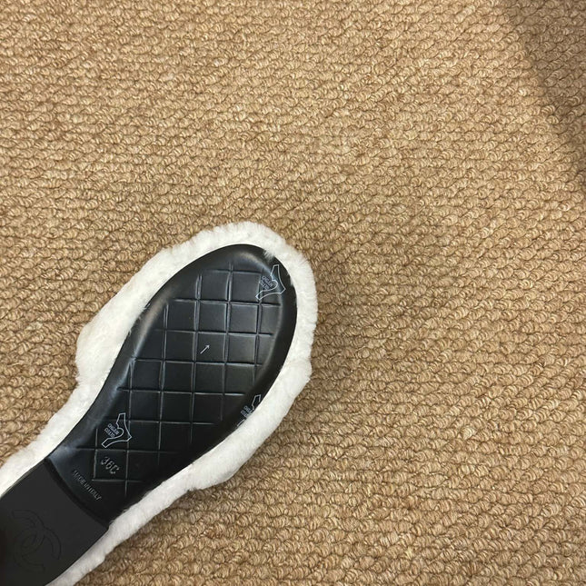 CHANEL 26S SLIDE SANDALS IN WHITE SHEARLING CC LOGO