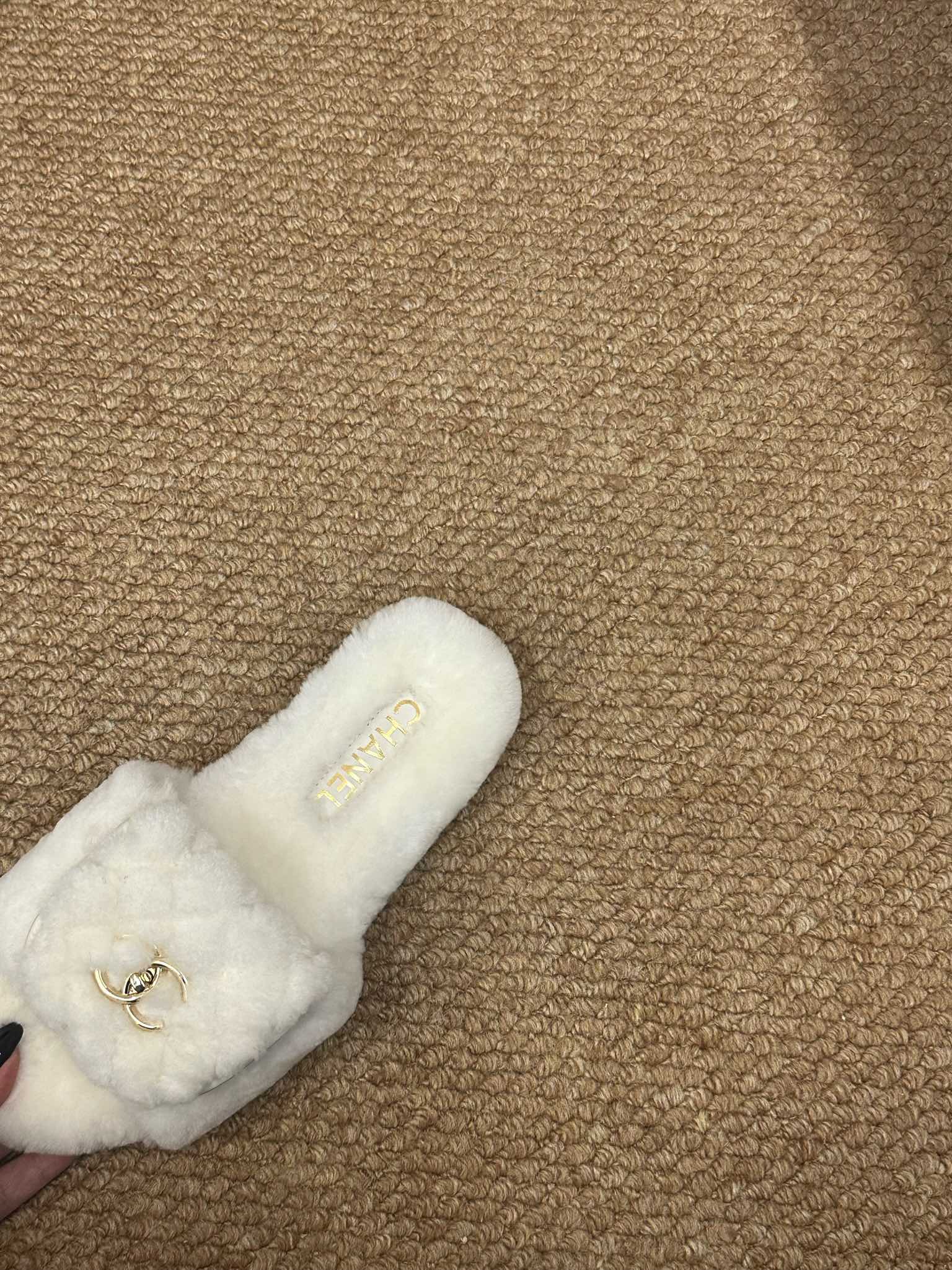 CHANEL 26S SLIDE SANDALS IN WHITE SHEARLING CC LOGO