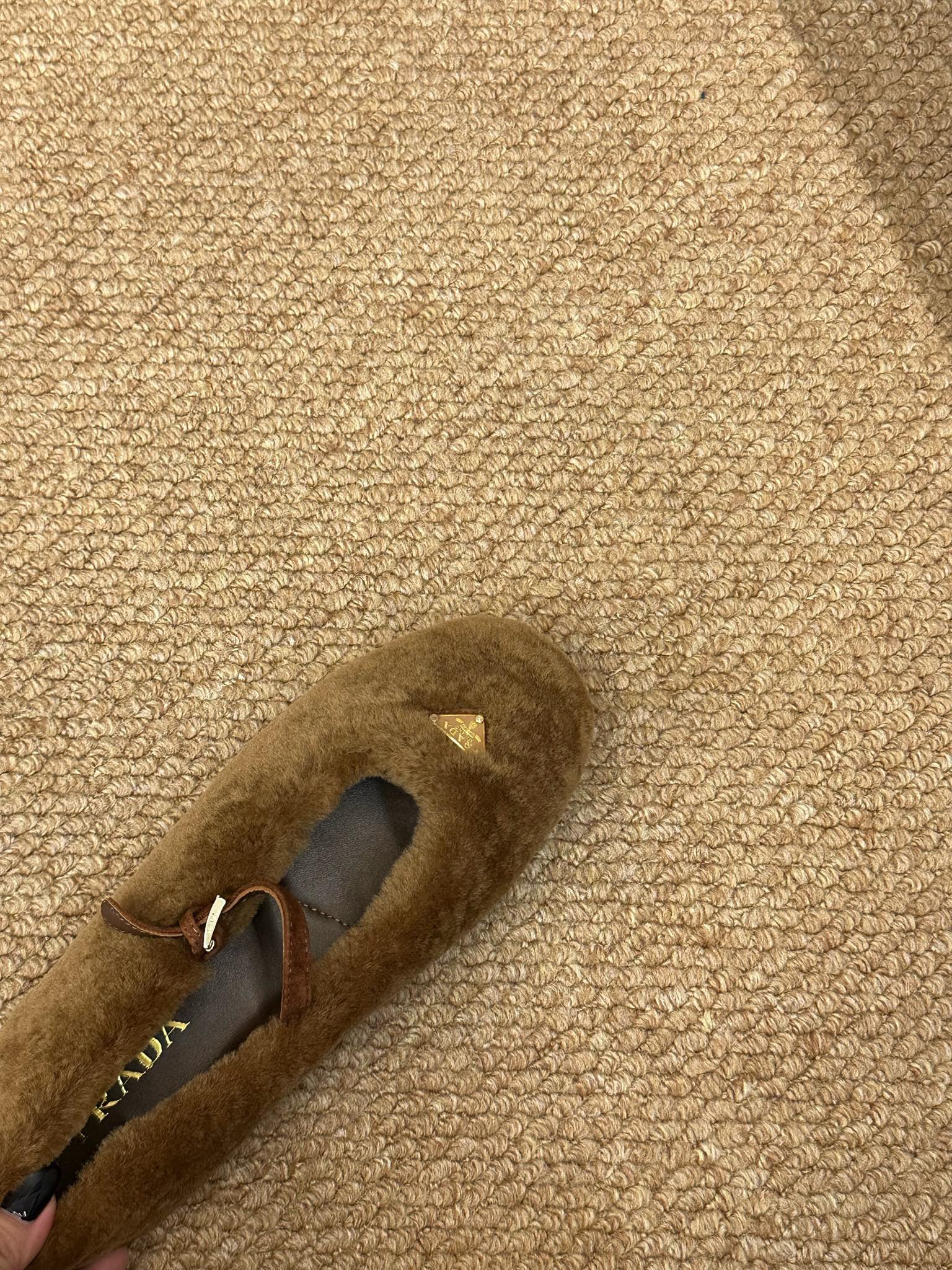 PRADA 26S SHEARLING BALLET FLATS IN BROWN