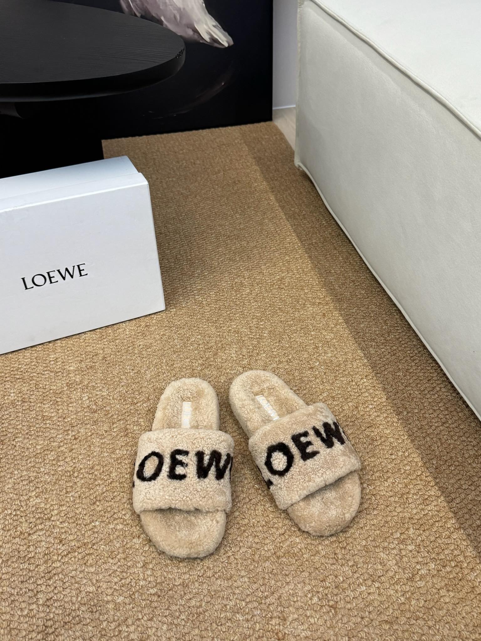 LOEWE 26S FLUFFY SLIDE SANDALS IN LIGHT BROWN SHEARLING LOGO