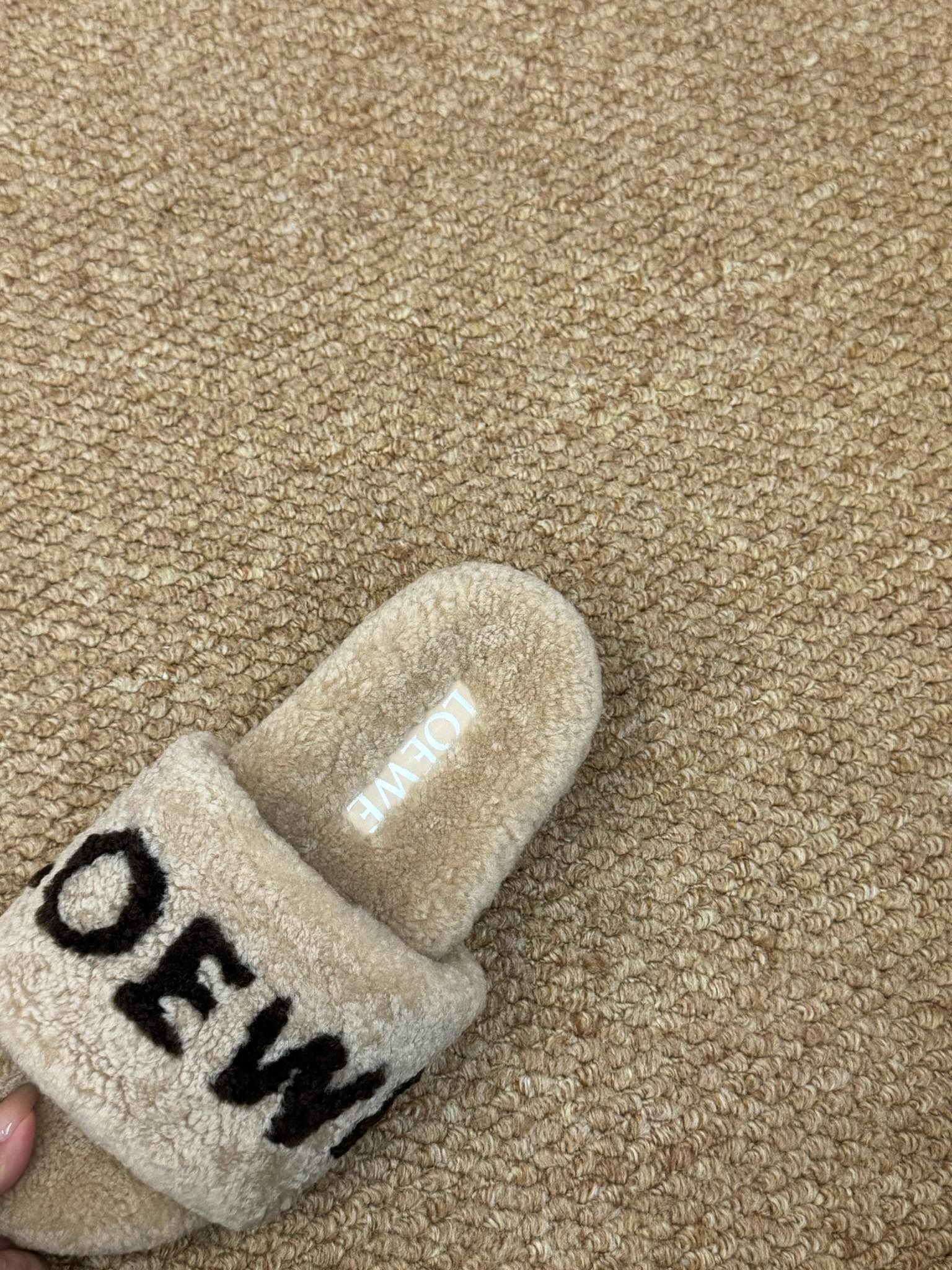 LOEWE 26S FLUFFY SLIDE SANDALS IN LIGHT BROWN SHEARLING LOGO