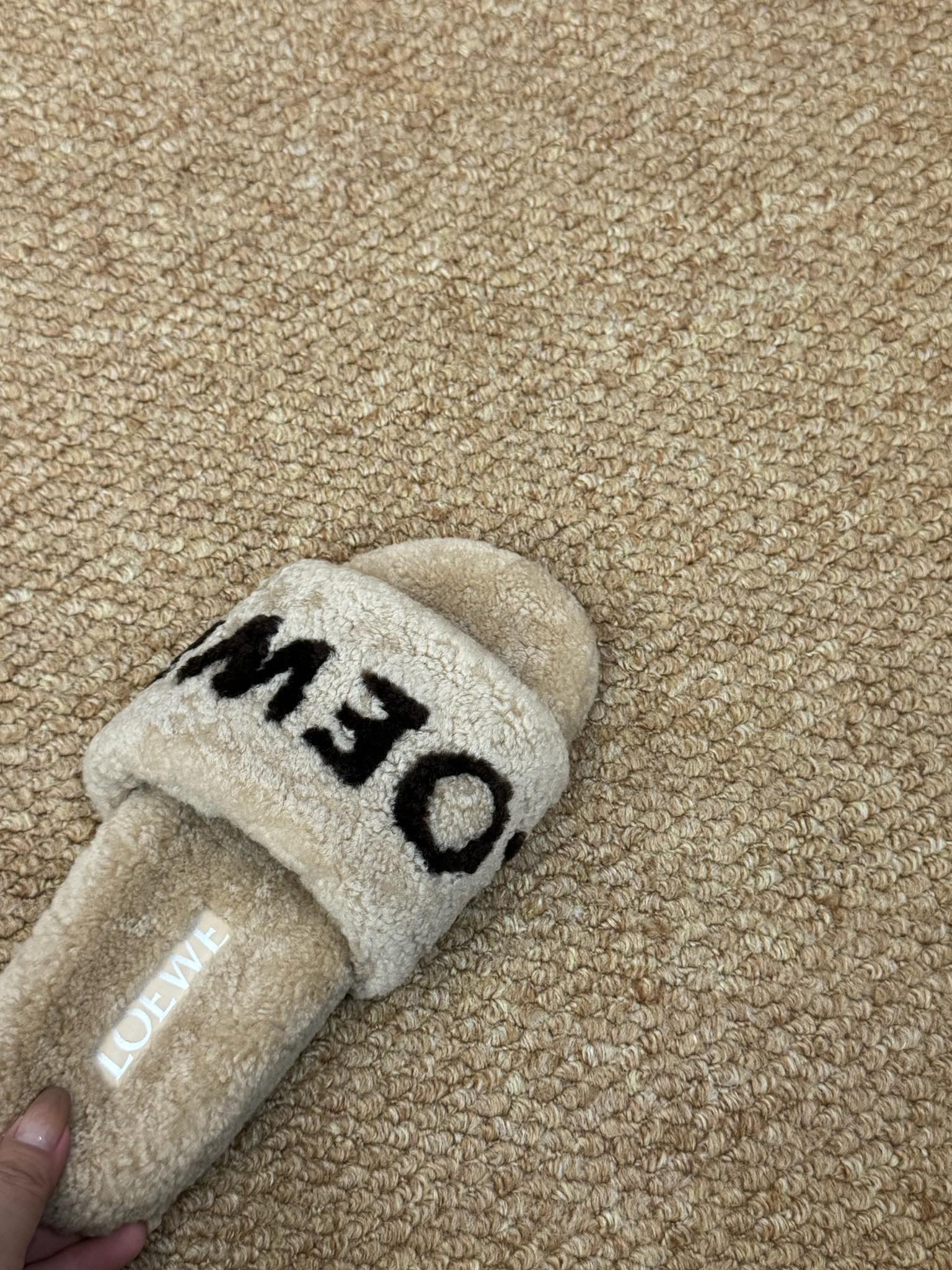 LOEWE 26S FLUFFY SLIDE SANDALS IN LIGHT BROWN SHEARLING LOGO