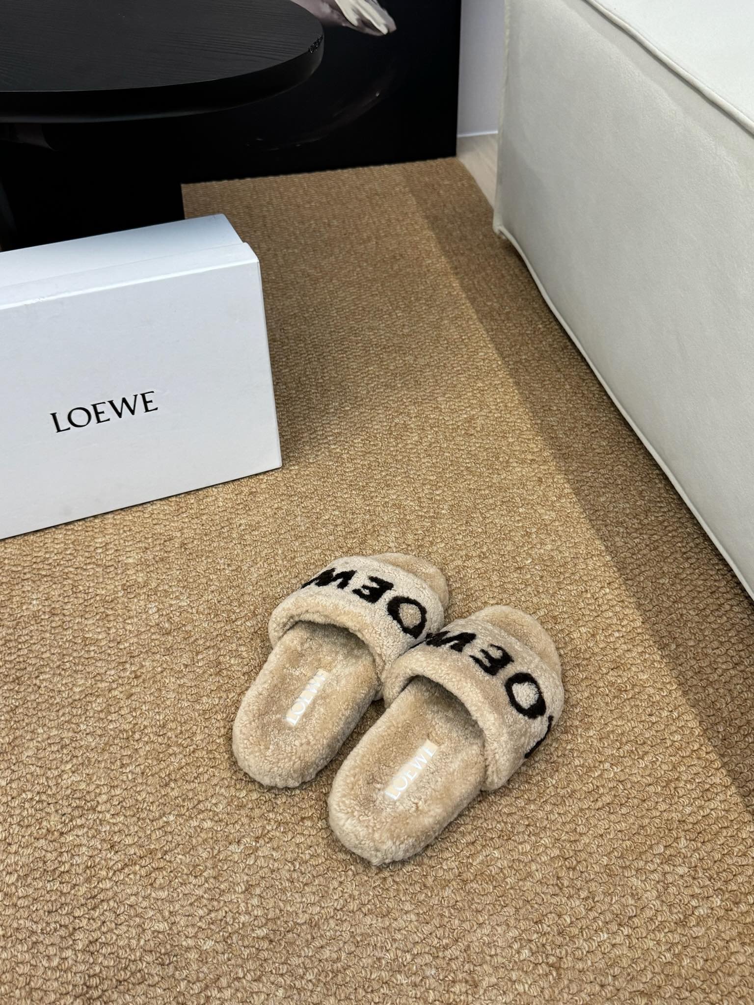 LOEWE 26S FLUFFY SLIDE SANDALS IN LIGHT BROWN SHEARLING LOGO