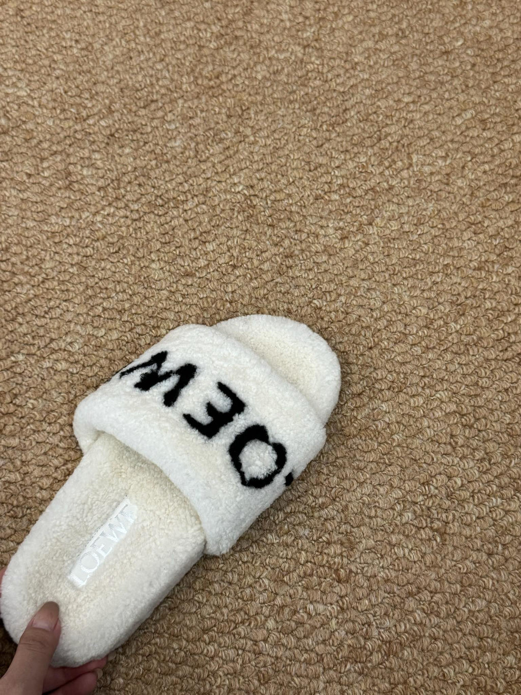 LOEWE 26S FLUFFY SLIDE SANDALS IN WHITE SHEARLING LOGO