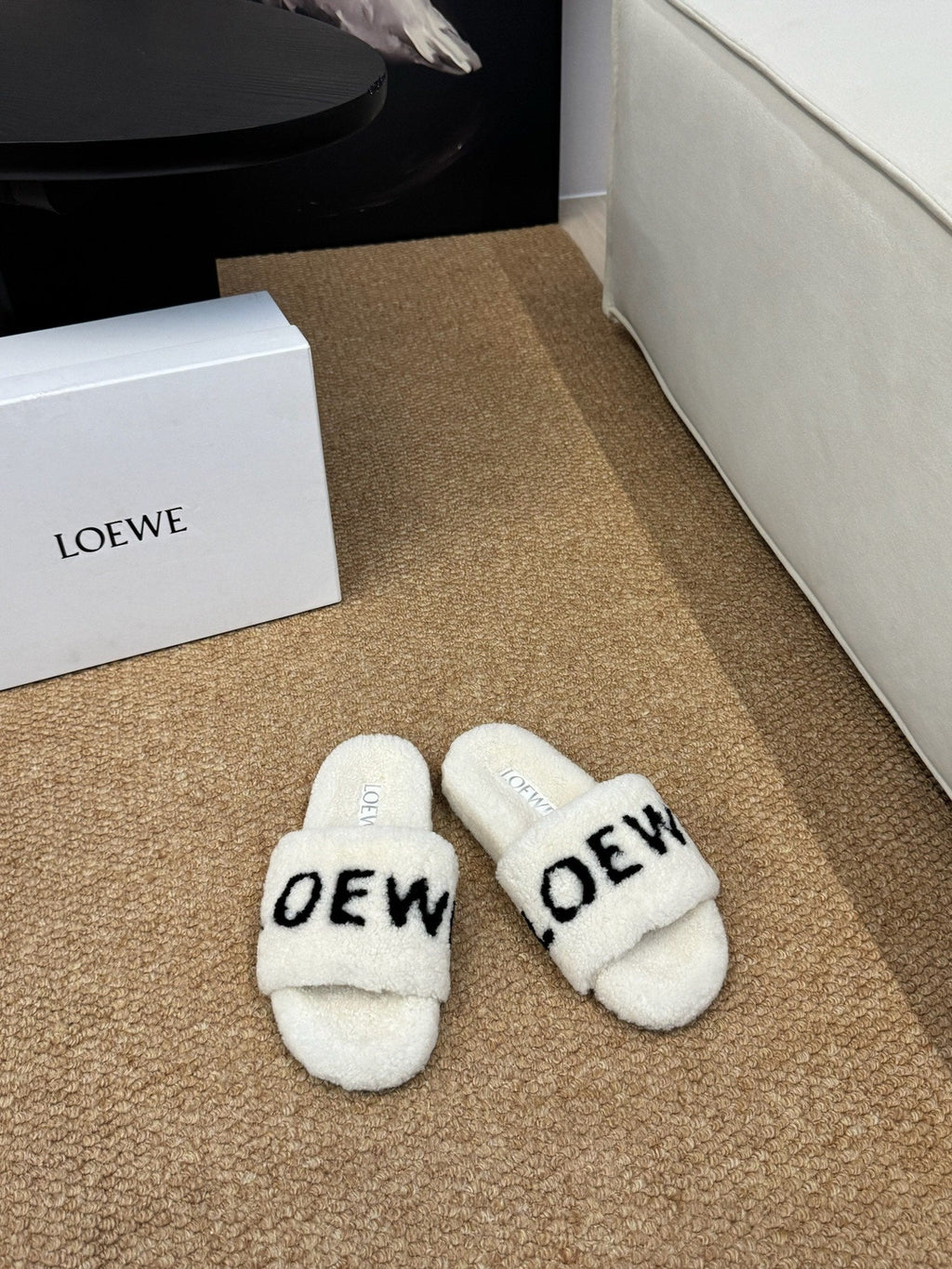 LOEWE 26S FLUFFY SLIDE SANDALS IN WHITE SHEARLING LOGO