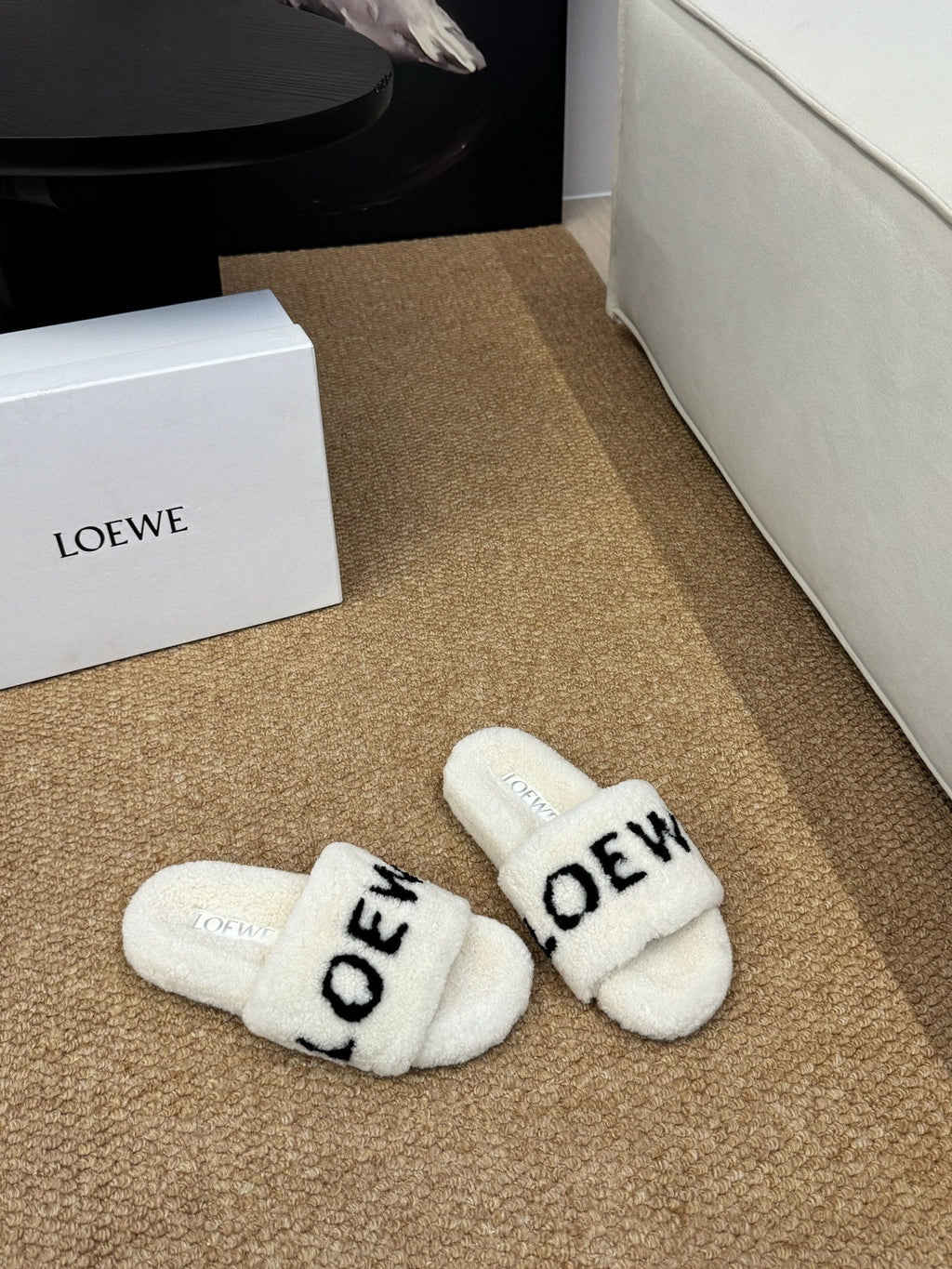LOEWE 26S FLUFFY SLIDE SANDALS IN WHITE SHEARLING LOGO