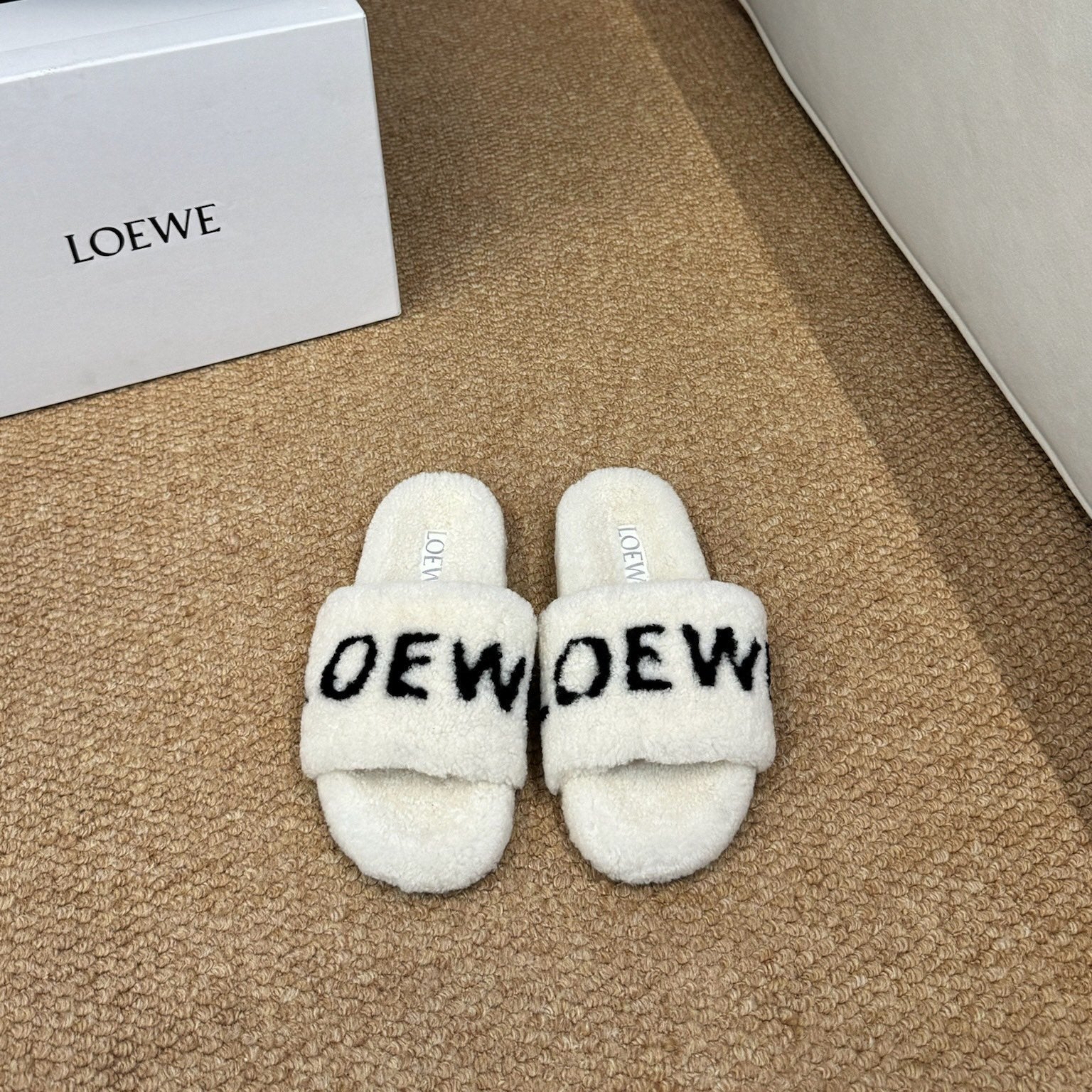 LOEWE 26S FLUFFY SLIDE SANDALS IN WHITE SHEARLING LOGO