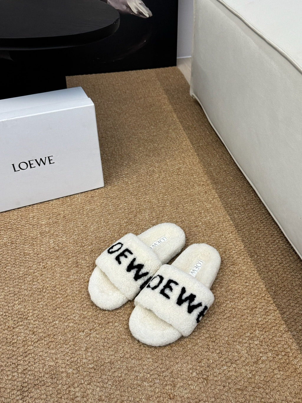 LOEWE 26S FLUFFY SLIDE SANDALS IN WHITE SHEARLING LOGO
