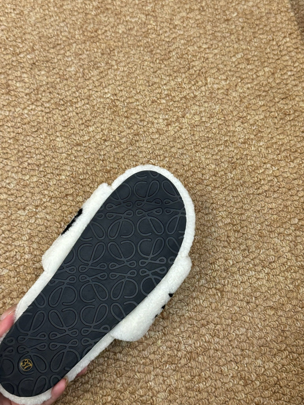 LOEWE 26S FLUFFY SLIDE SANDALS IN WHITE SHEARLING LOGO