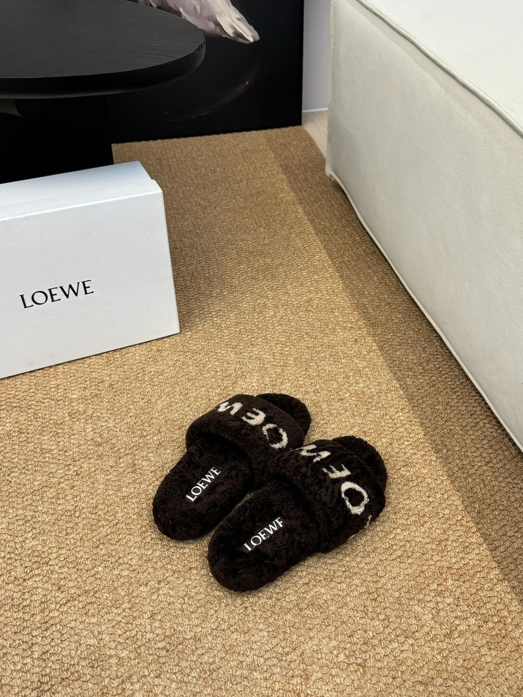 LOEWE 26S FLUFFY SLIDE SANDALS IN DARK BROWN SHEARLING LOGO