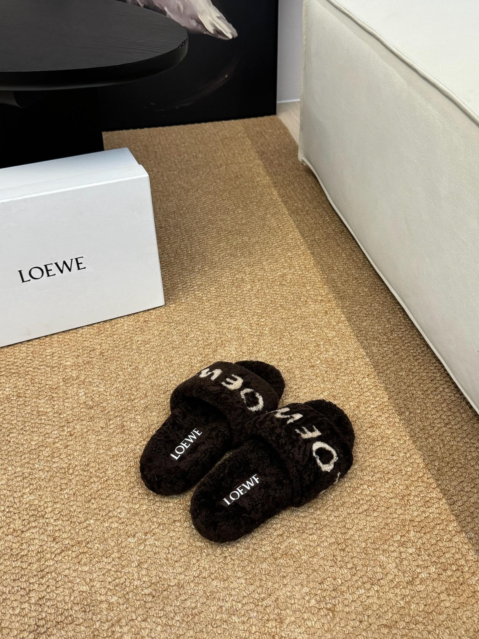 LOEWE 26S FLUFFY SLIDE SANDALS IN DARK BROWN SHEARLING LOGO