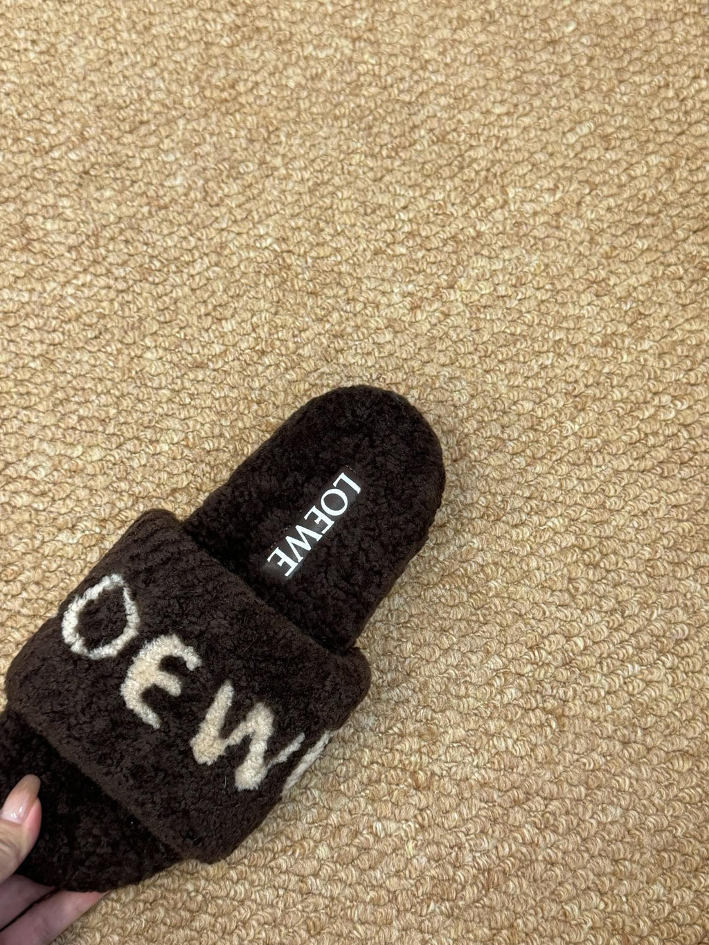 LOEWE 26S FLUFFY SLIDE SANDALS IN DARK BROWN SHEARLING LOGO
