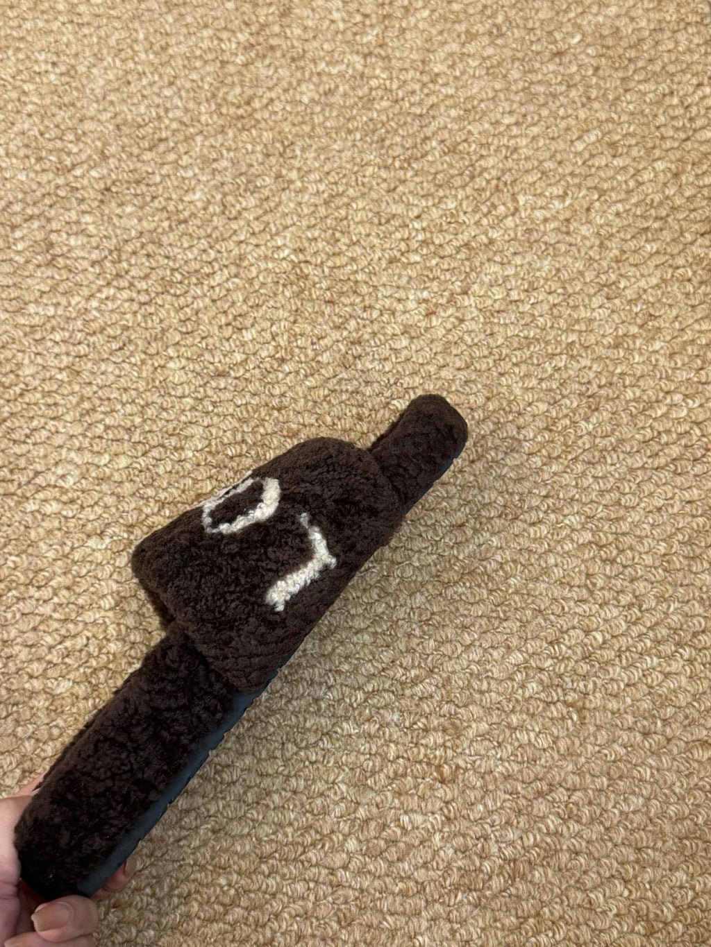 LOEWE 26S FLUFFY SLIDE SANDALS IN DARK BROWN SHEARLING LOGO