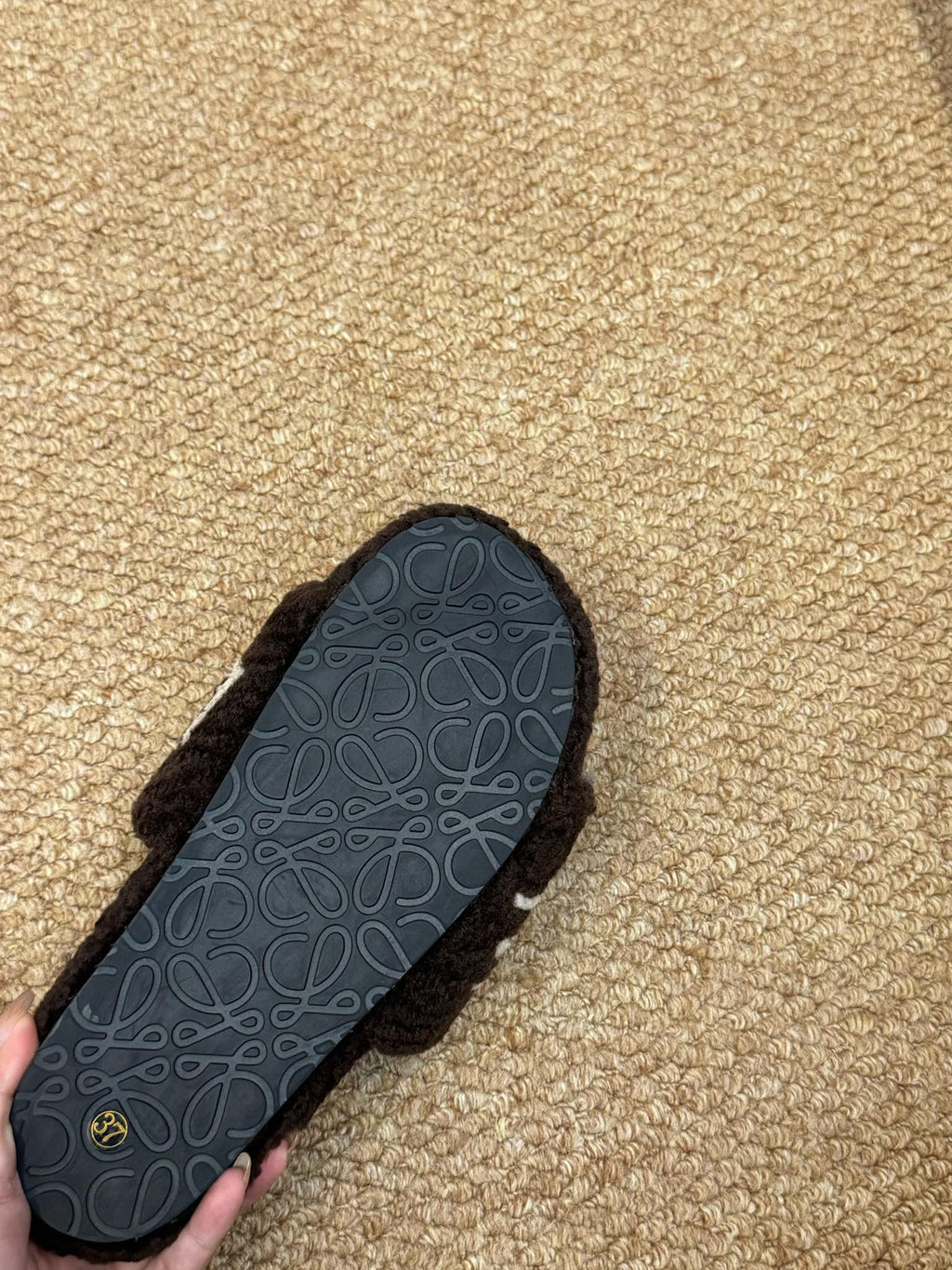 LOEWE 26S FLUFFY SLIDE SANDALS IN DARK BROWN SHEARLING LOGO