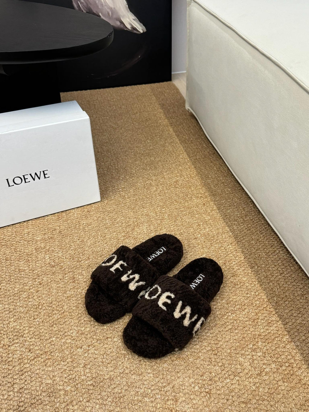 LOEWE 26S FLUFFY SLIDE SANDALS IN DARK BROWN SHEARLING LOGO